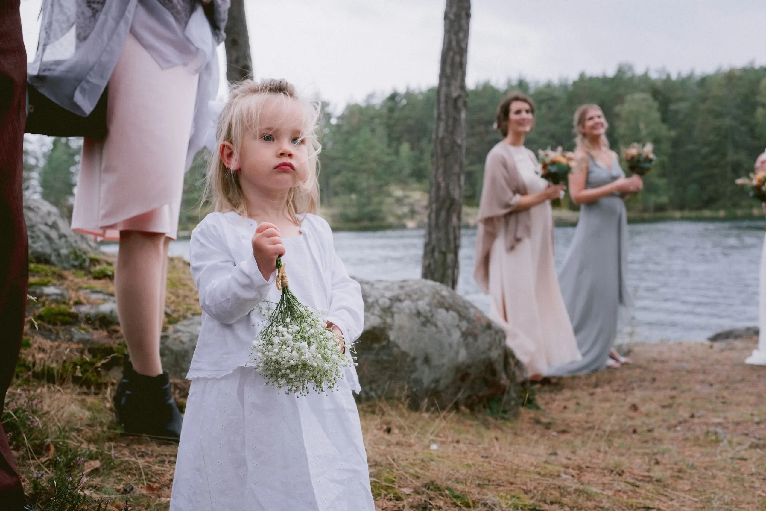 Ida & Johan under sitt bröllop vid Svärdsklova utanför Nyköping bild 25