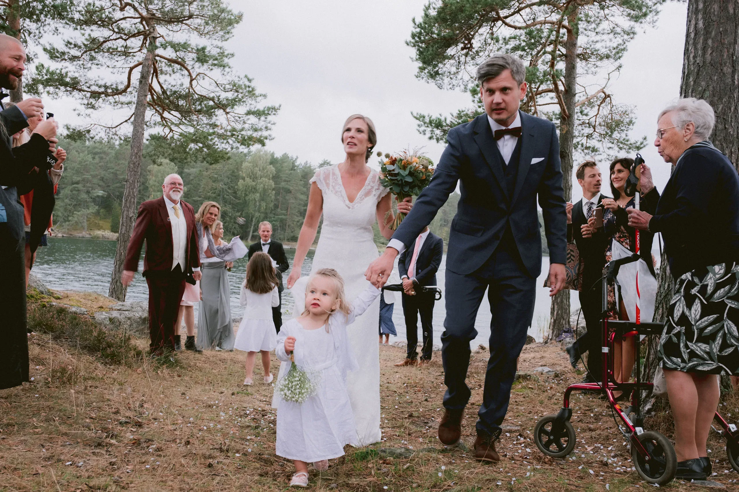 Ida & Johan under sitt bröllop vid Svärdsklova utanför Nyköping bild 26