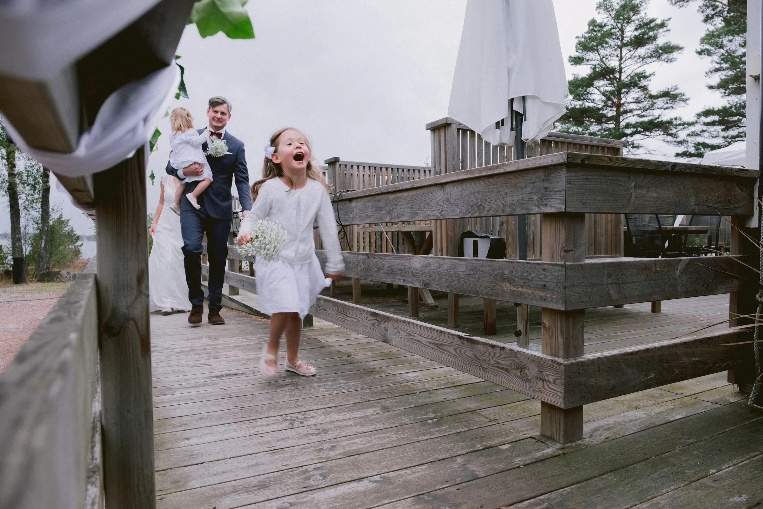 Ida & Johan under sitt bröllop vid Svärdsklova utanför Nyköping bild 27