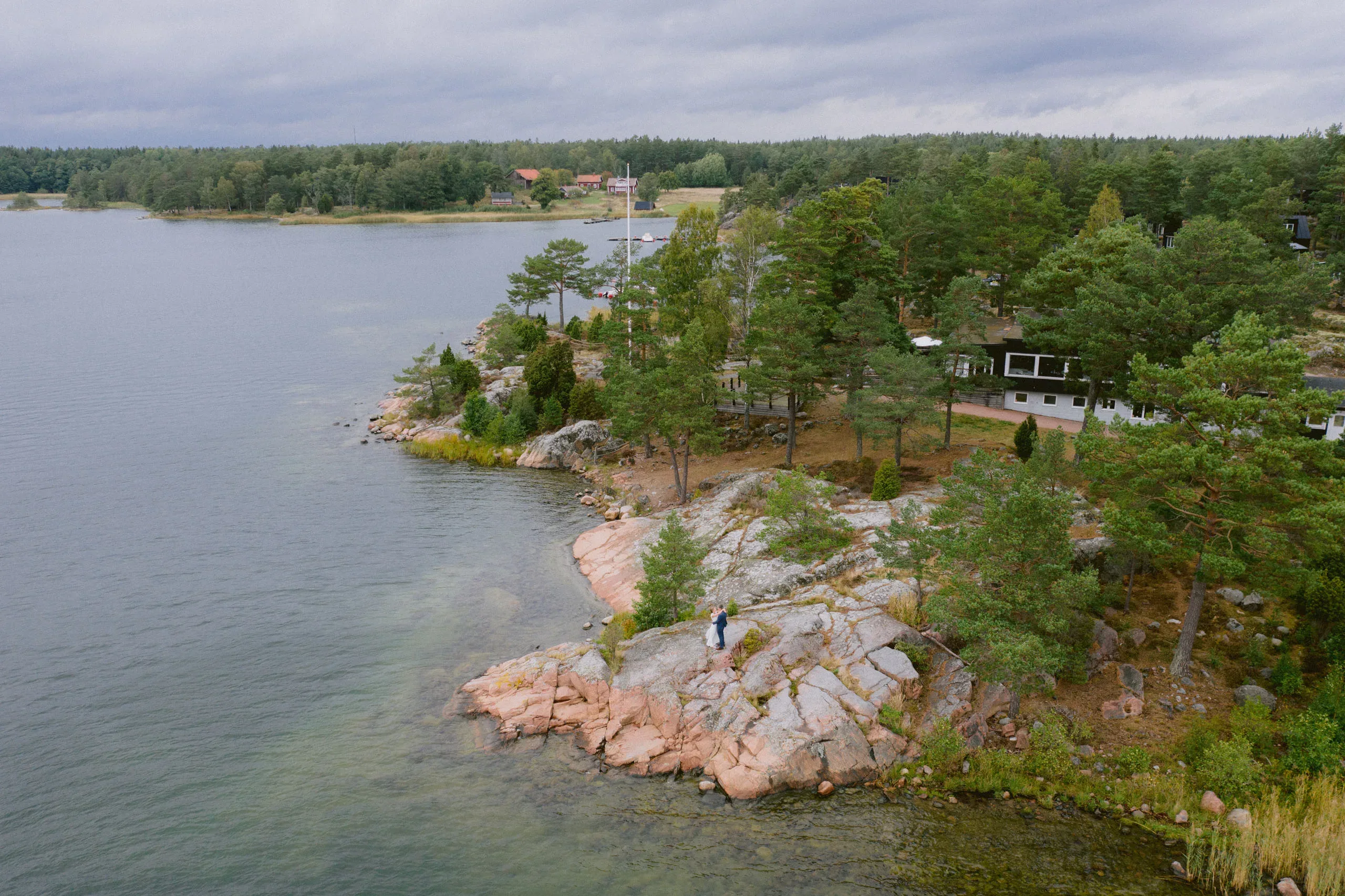 Ida & Johan under sitt bröllop vid Svärdsklova utanför Nyköping bild 29