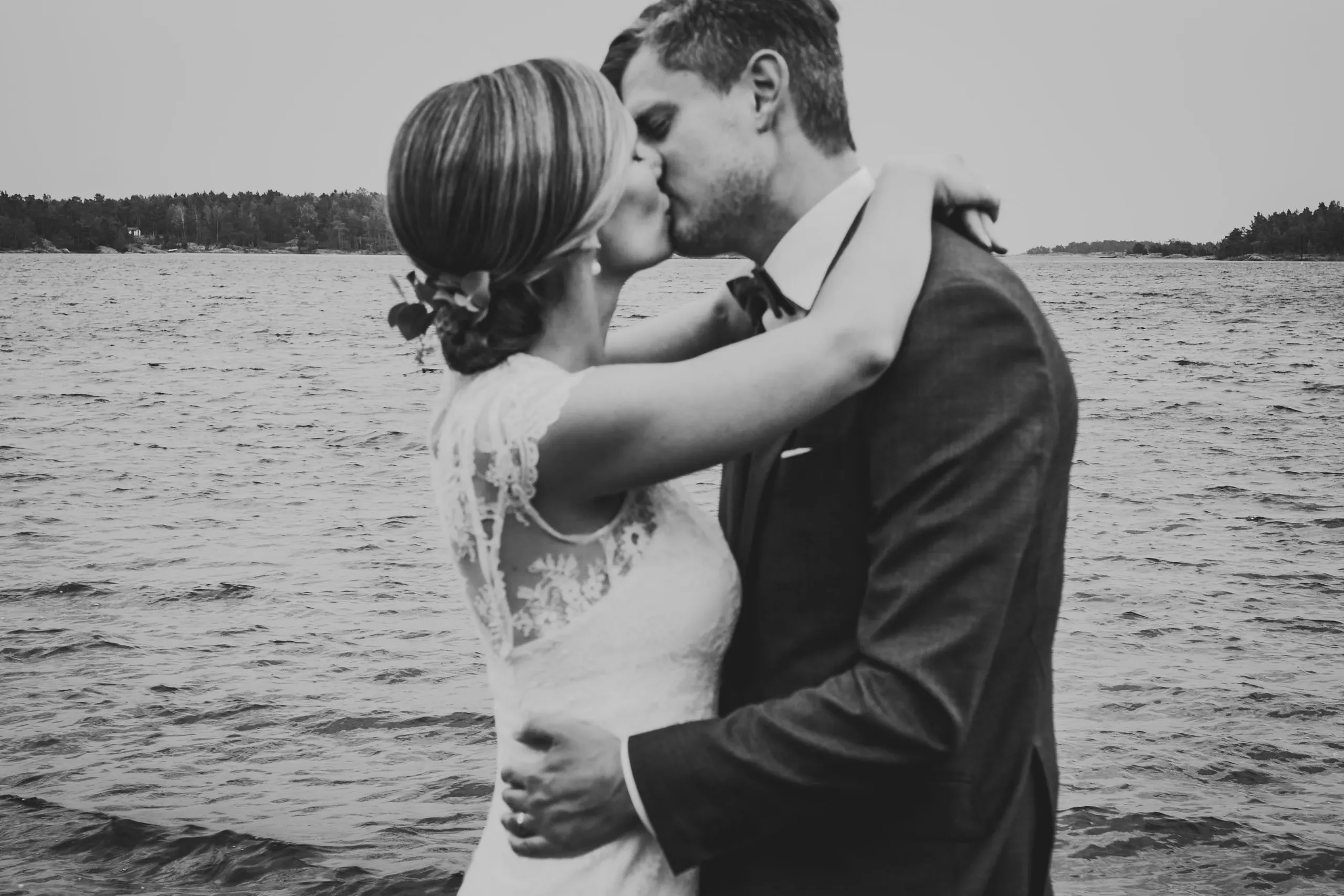 Ida & Johan under sitt bröllop vid Svärdsklova utanför Nyköping bild 3