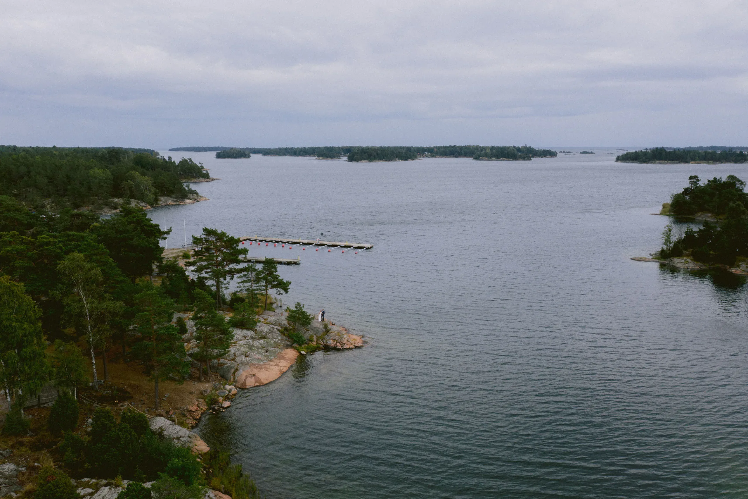 Ida & Johan under sitt bröllop vid Svärdsklova utanför Nyköping bild 30