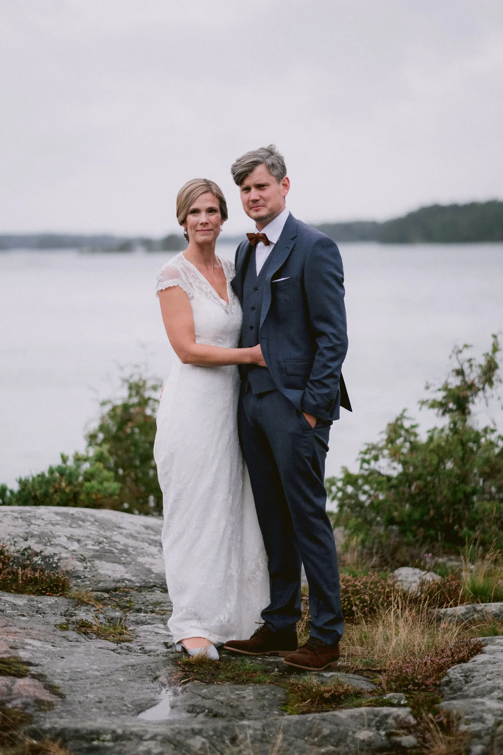 Ida & Johan under sitt bröllop vid Svärdsklova utanför Nyköping bild 7