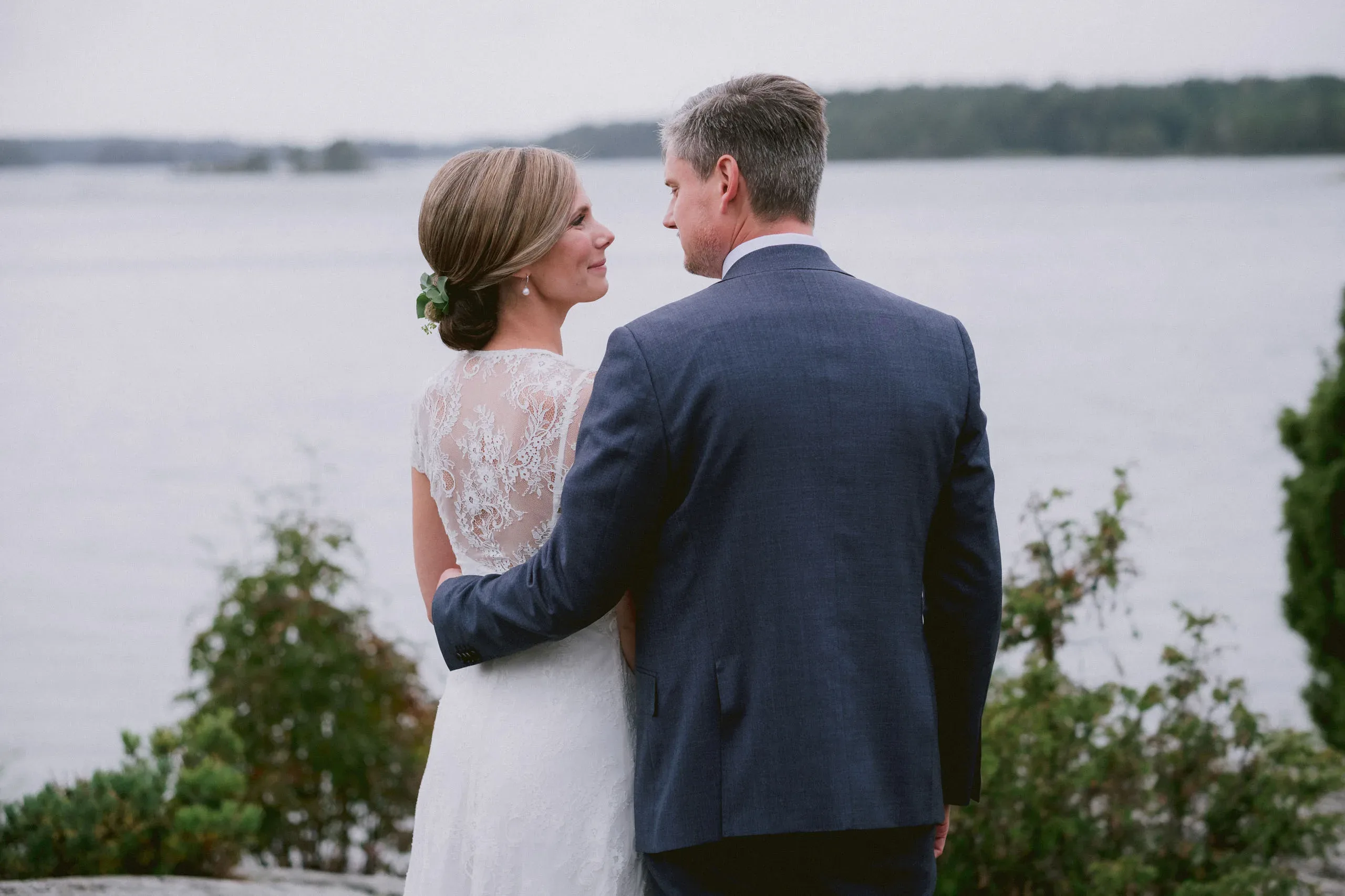 Ida & Johan under sitt bröllop vid Svärdsklova utanför Nyköping bild 8