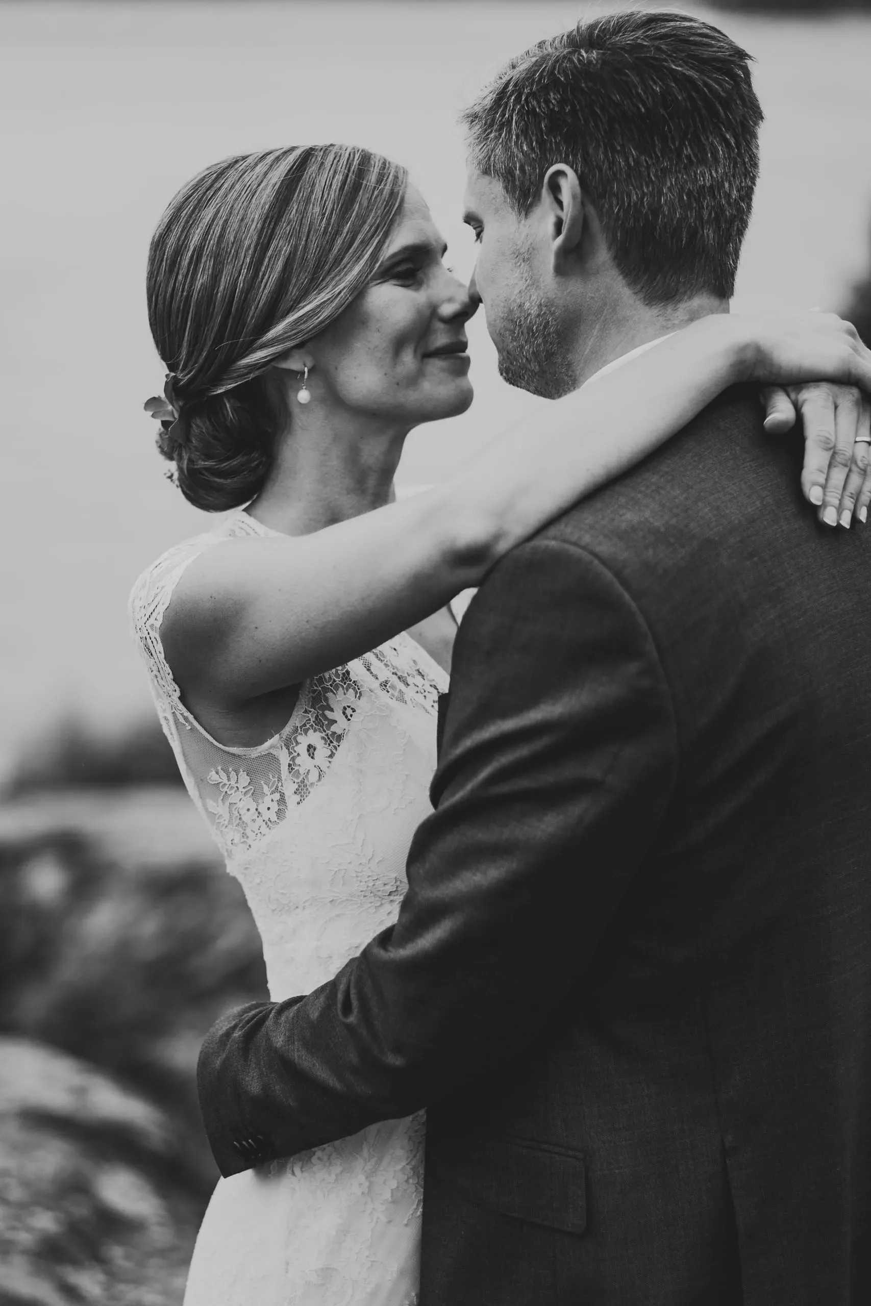 Ida & Johan under sitt bröllop vid Svärdsklova utanför Nyköping bild 9