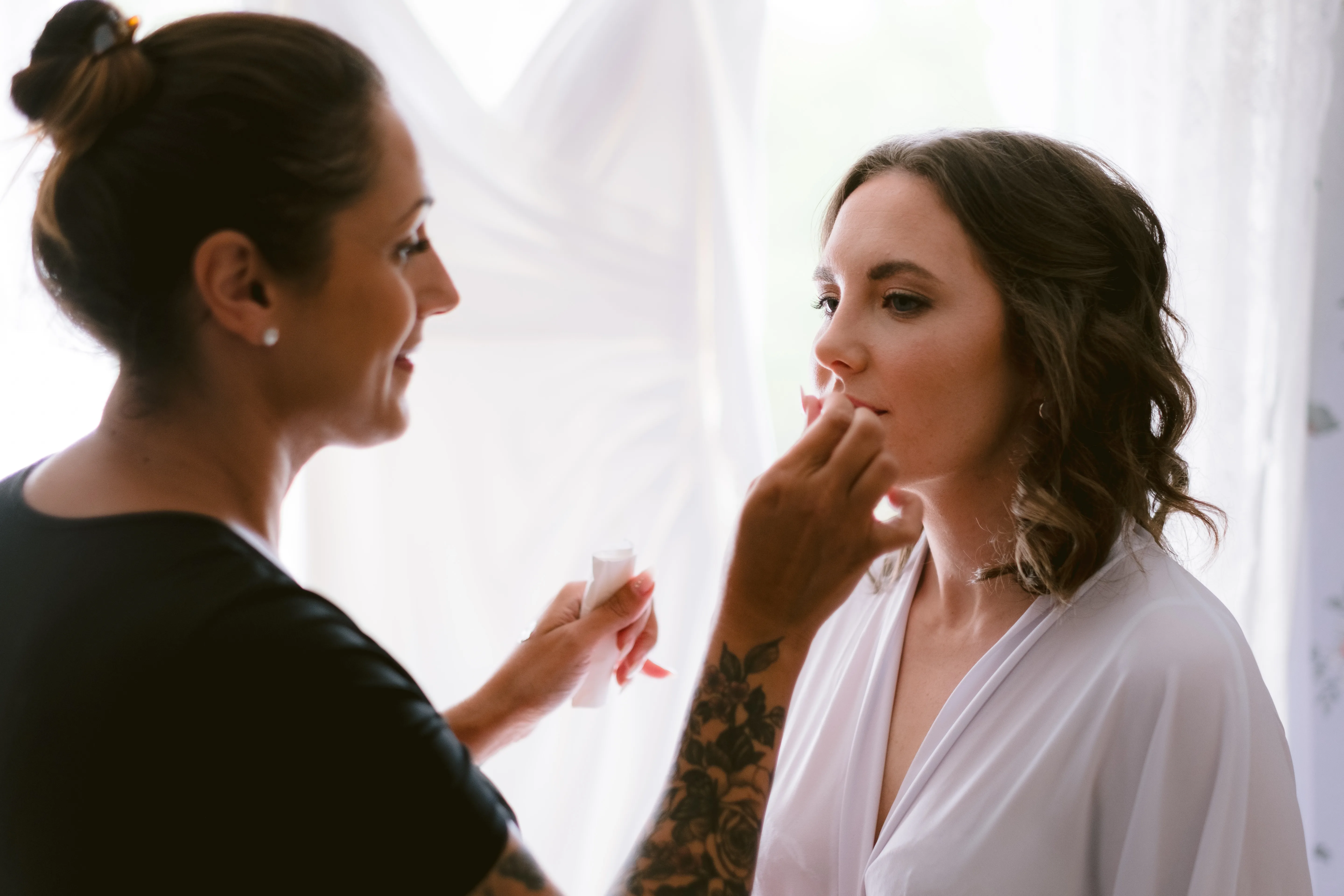 Jessica & Daniel under sitt bröllop på Rosenhanska Magasinet utanför Nyköping bild 1