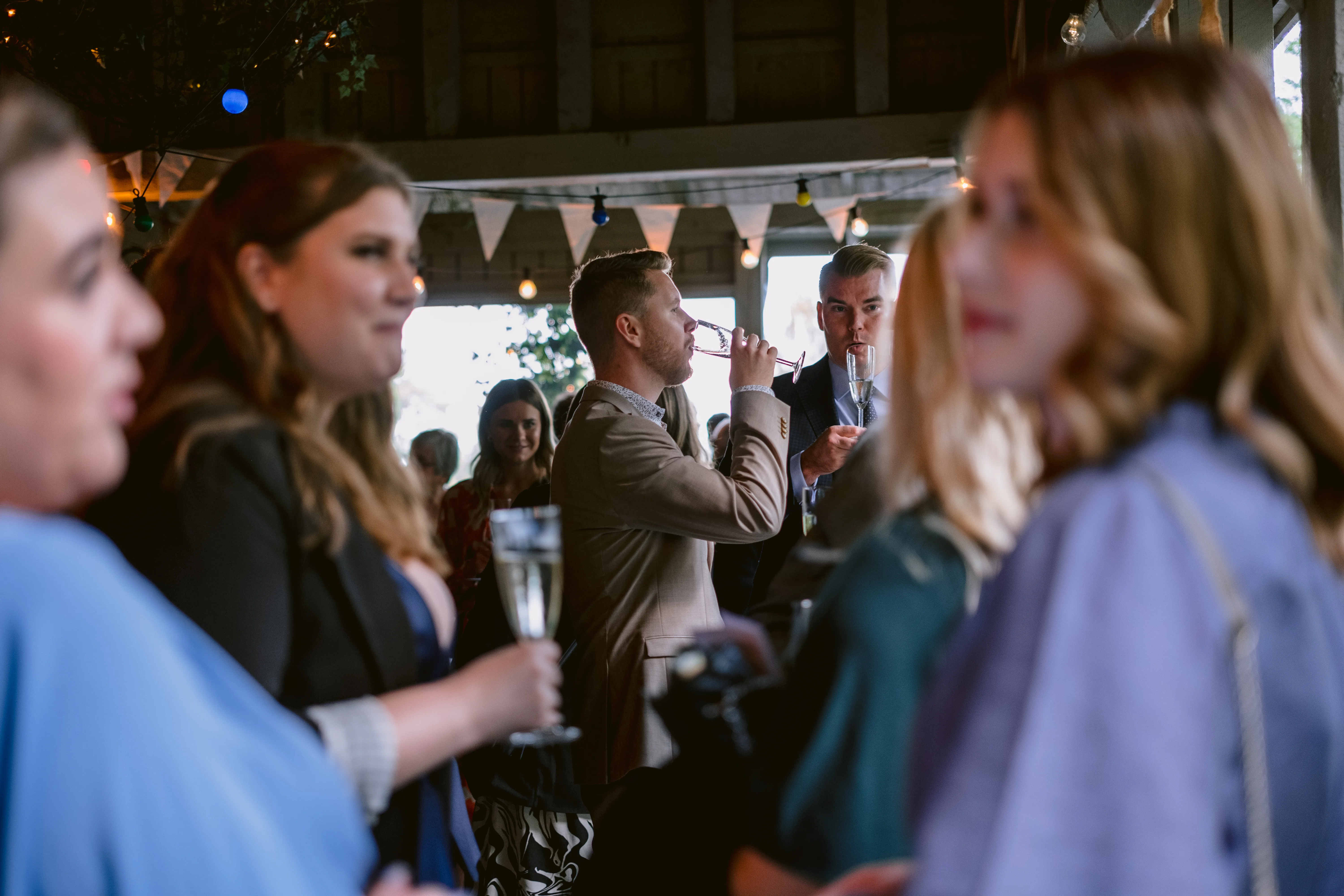 Jessica & Daniel under sitt bröllop på Rosenhanska Magasinet utanför Nyköping bild 40