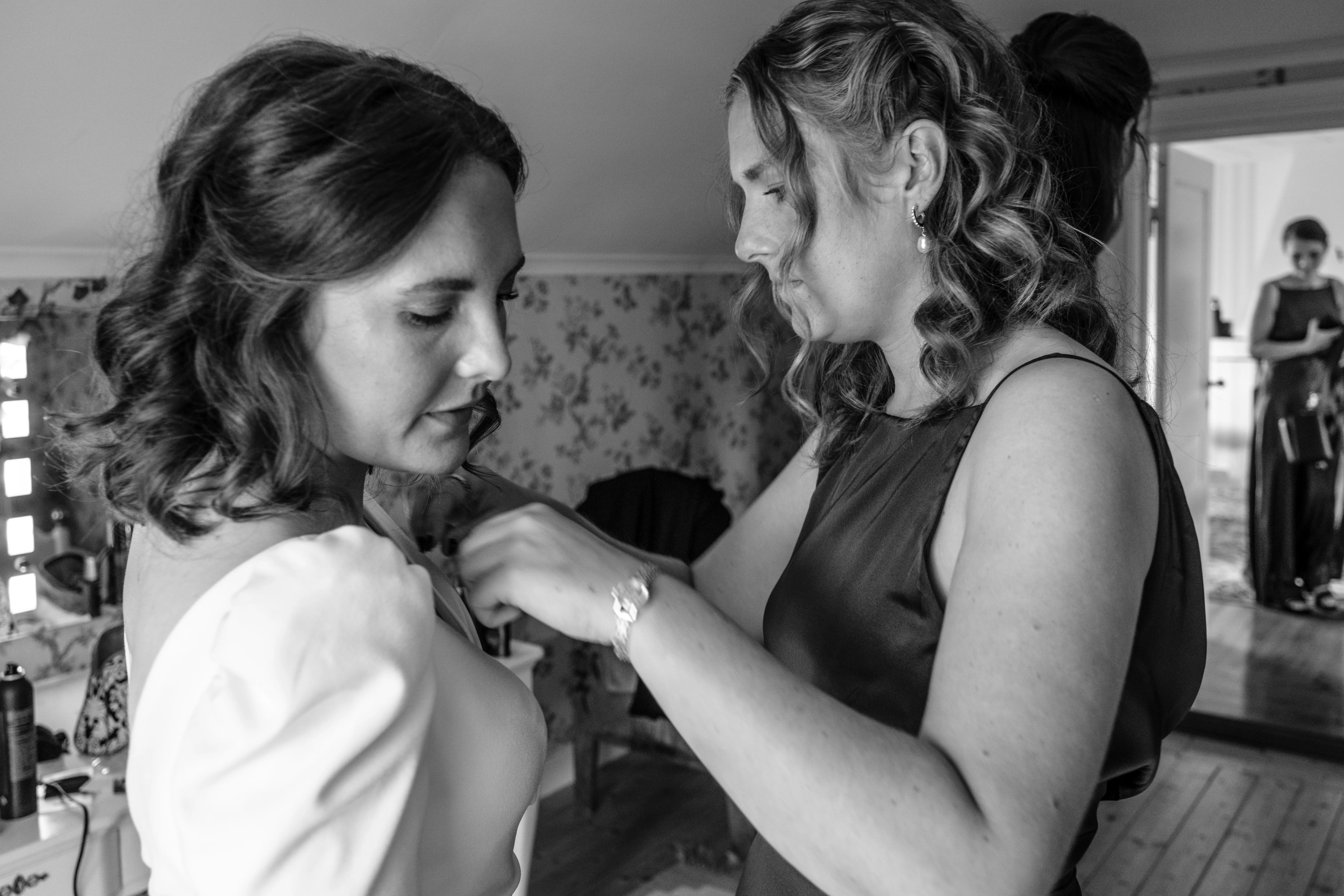 Jessica & Daniel under sitt bröllop på Rosenhanska Magasinet utanför Nyköping bild 6