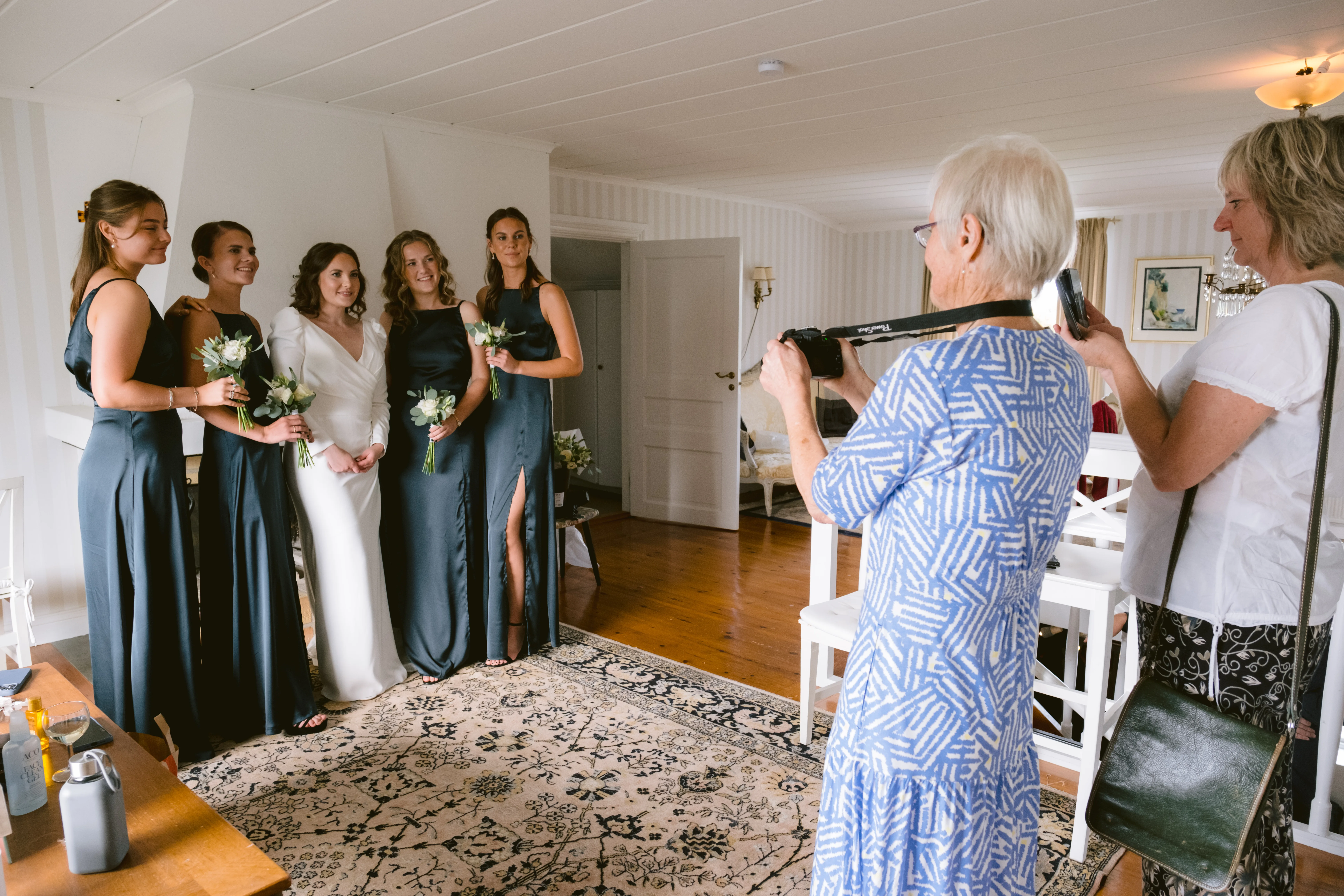 Jessica & Daniel under sitt bröllop på Rosenhanska Magasinet utanför Nyköping bild 8