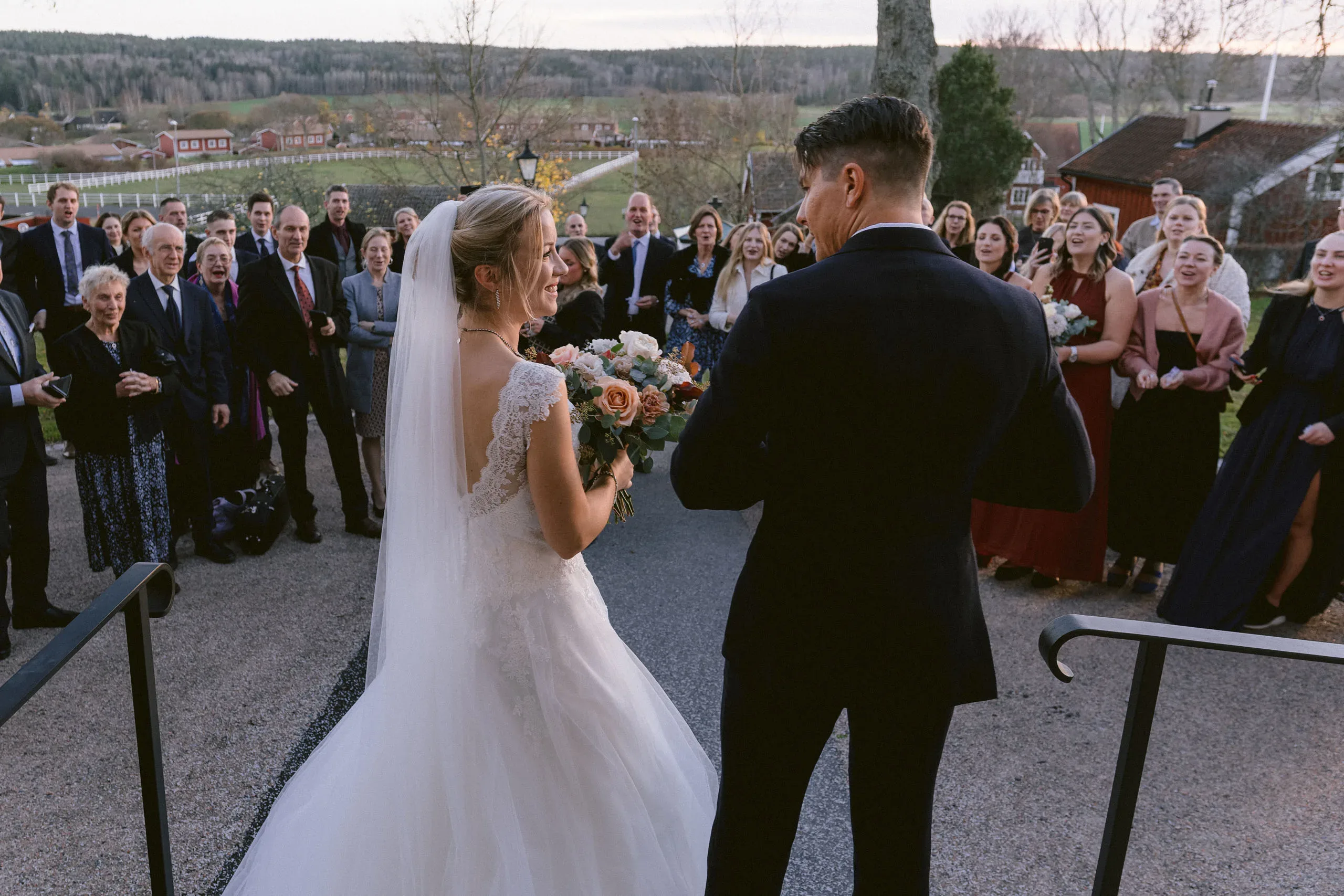 Josefin & David under sitt novemberbröllop i Nyköping bild 5