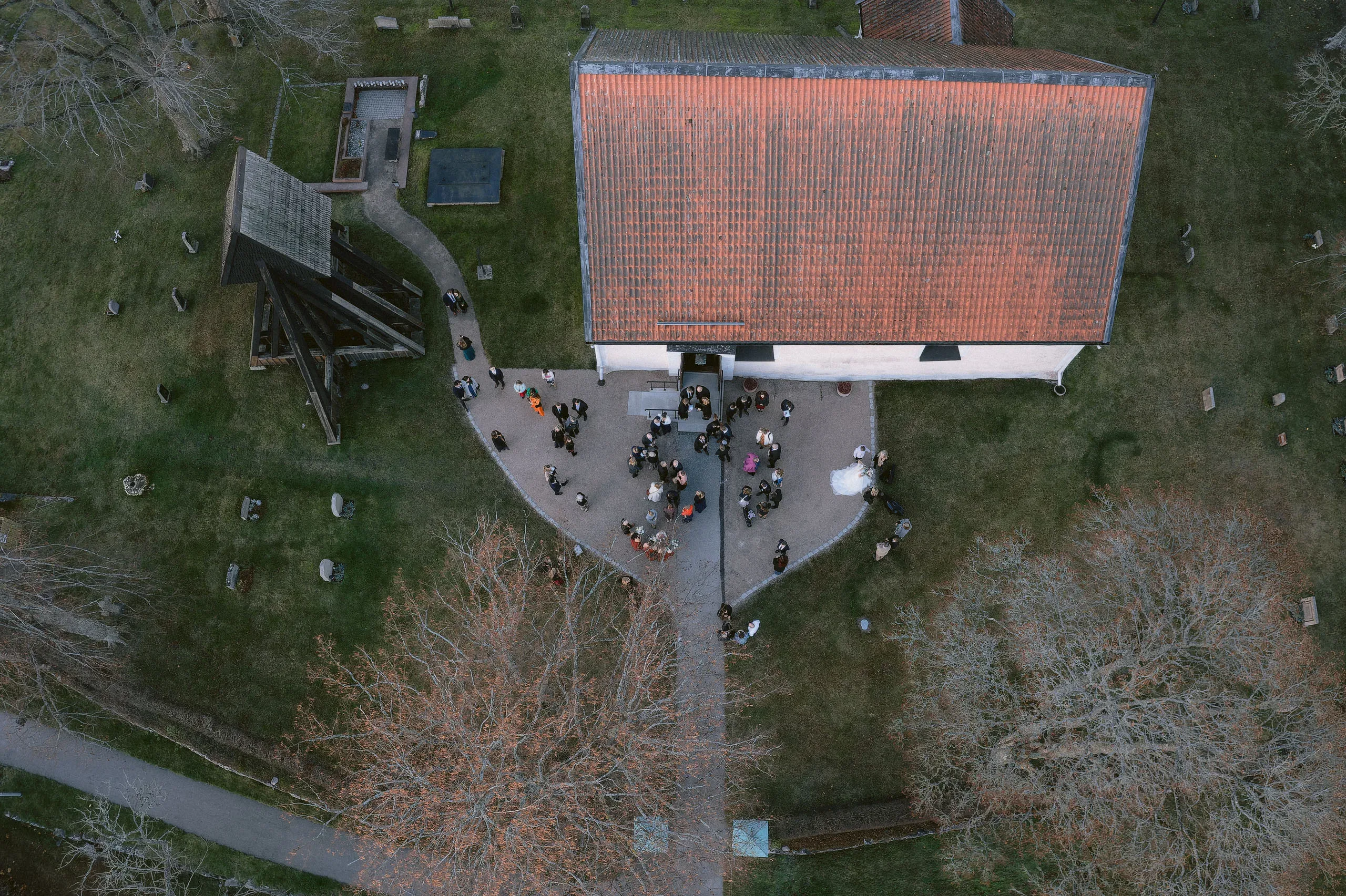 Josefin & David under sitt novemberbröllop i Nyköping bild 6