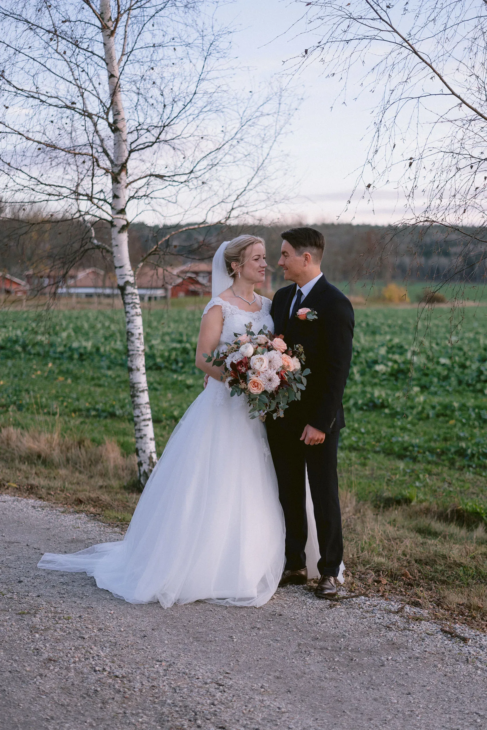 Josefin & David under sitt novemberbröllop i Nyköping bild 7