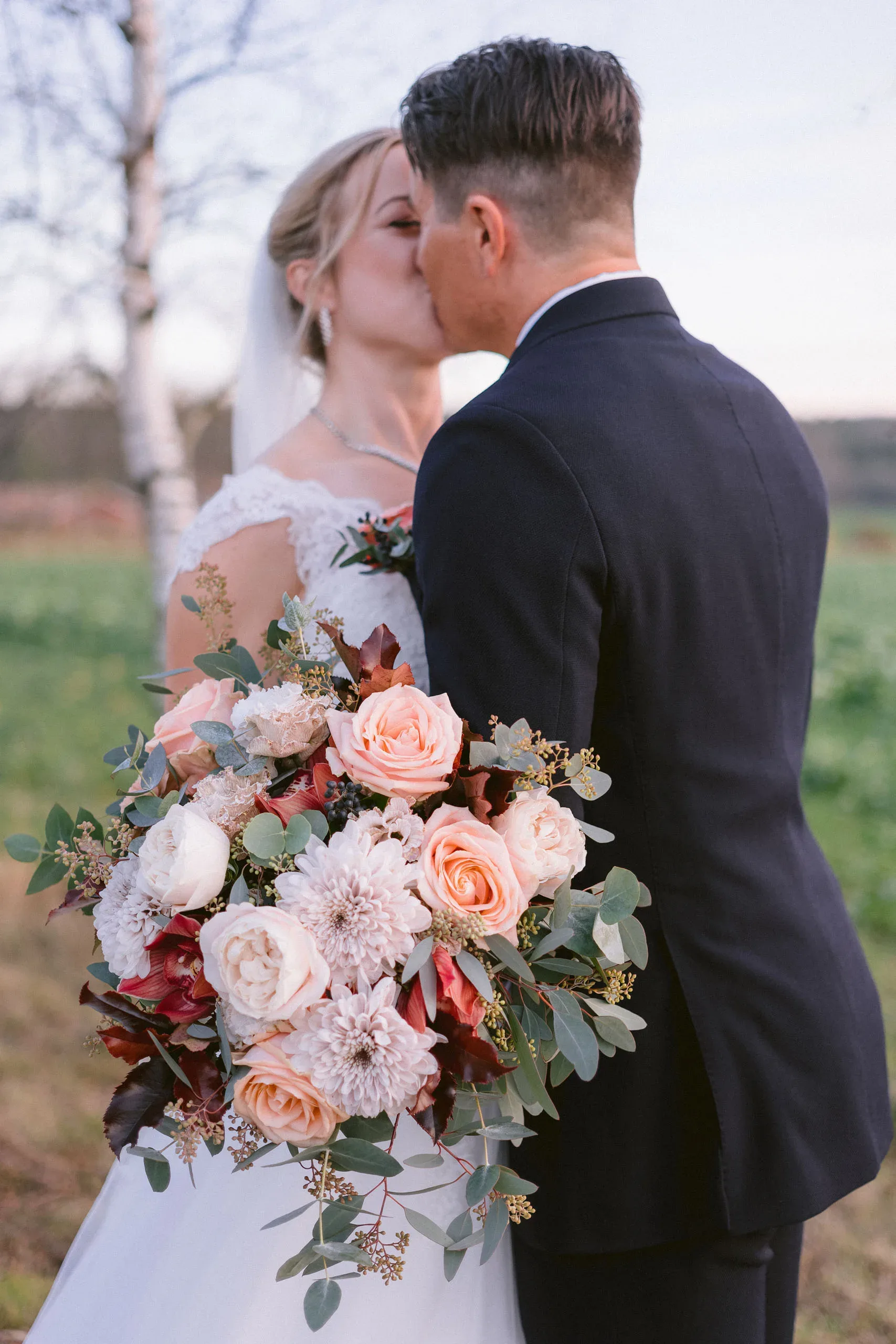 Josefin & David under sitt novemberbröllop i Nyköping bild 8