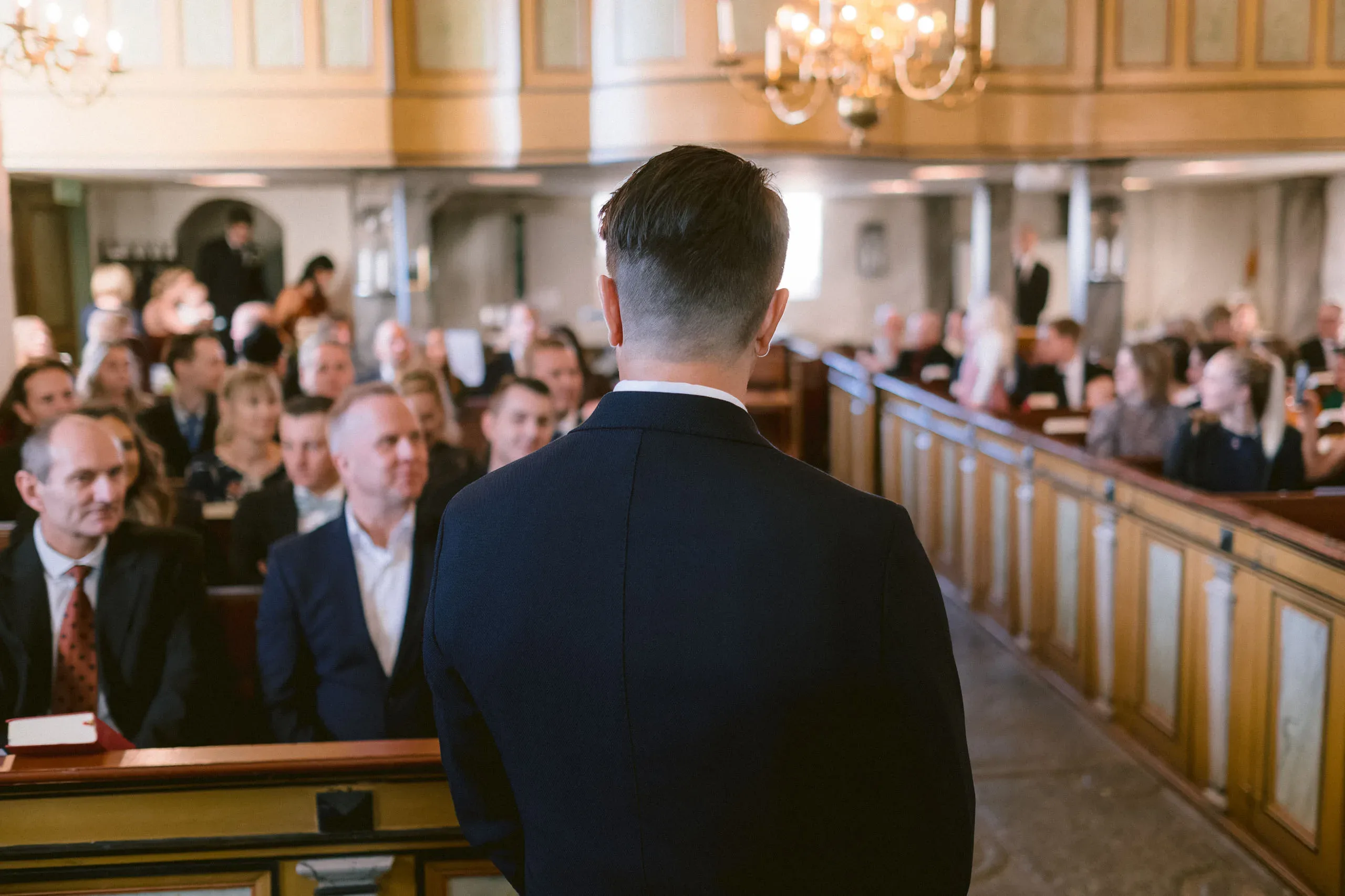 Josefin & David under sitt novemberbröllop i Nyköping bild 1