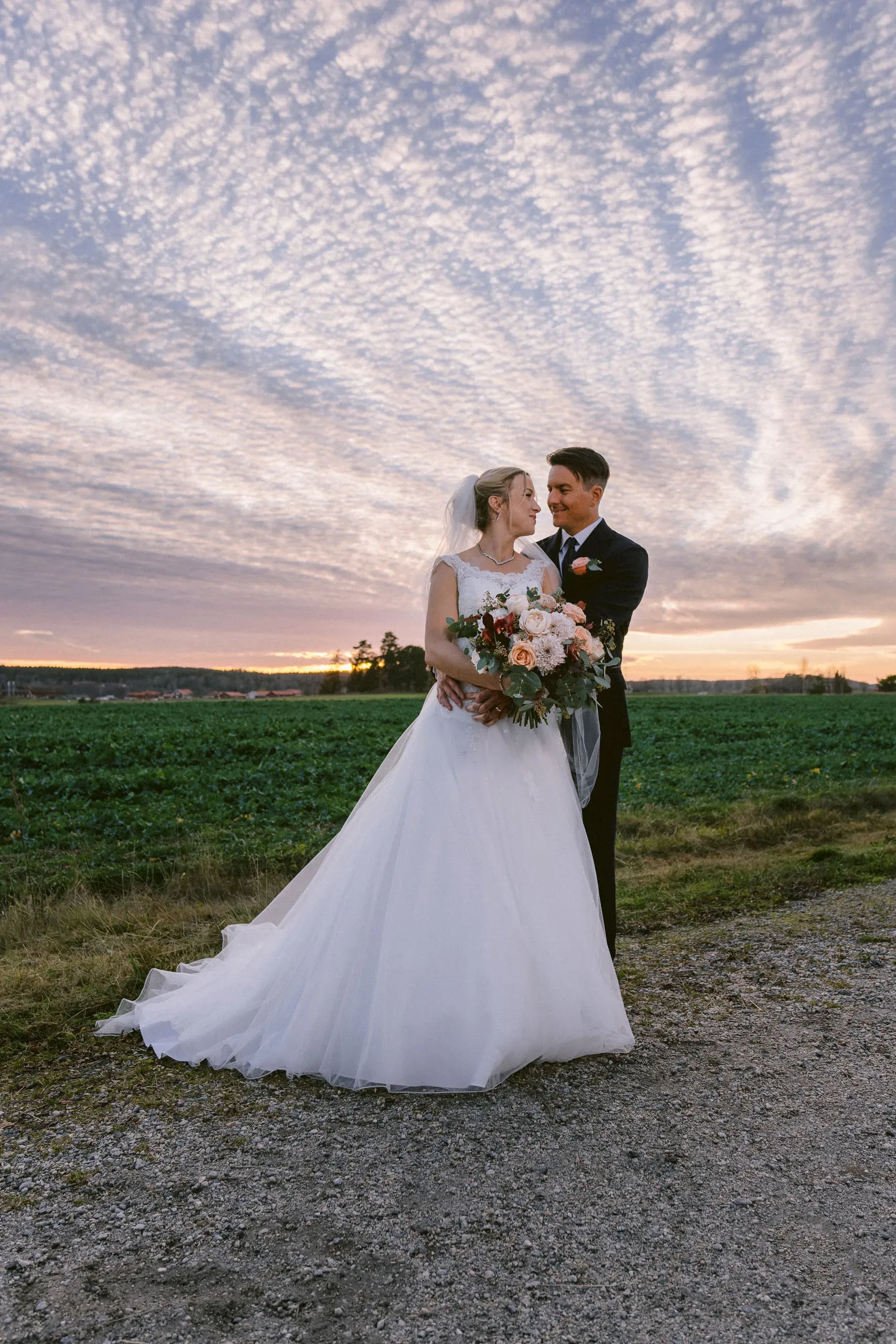 Josefin & David under sitt novemberbröllop i Nyköping bild 9