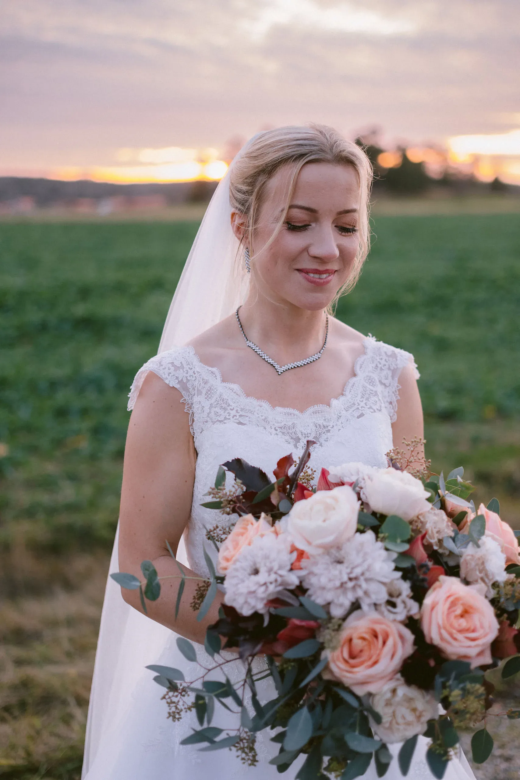 Josefin & David under sitt novemberbröllop i Nyköping bild 10