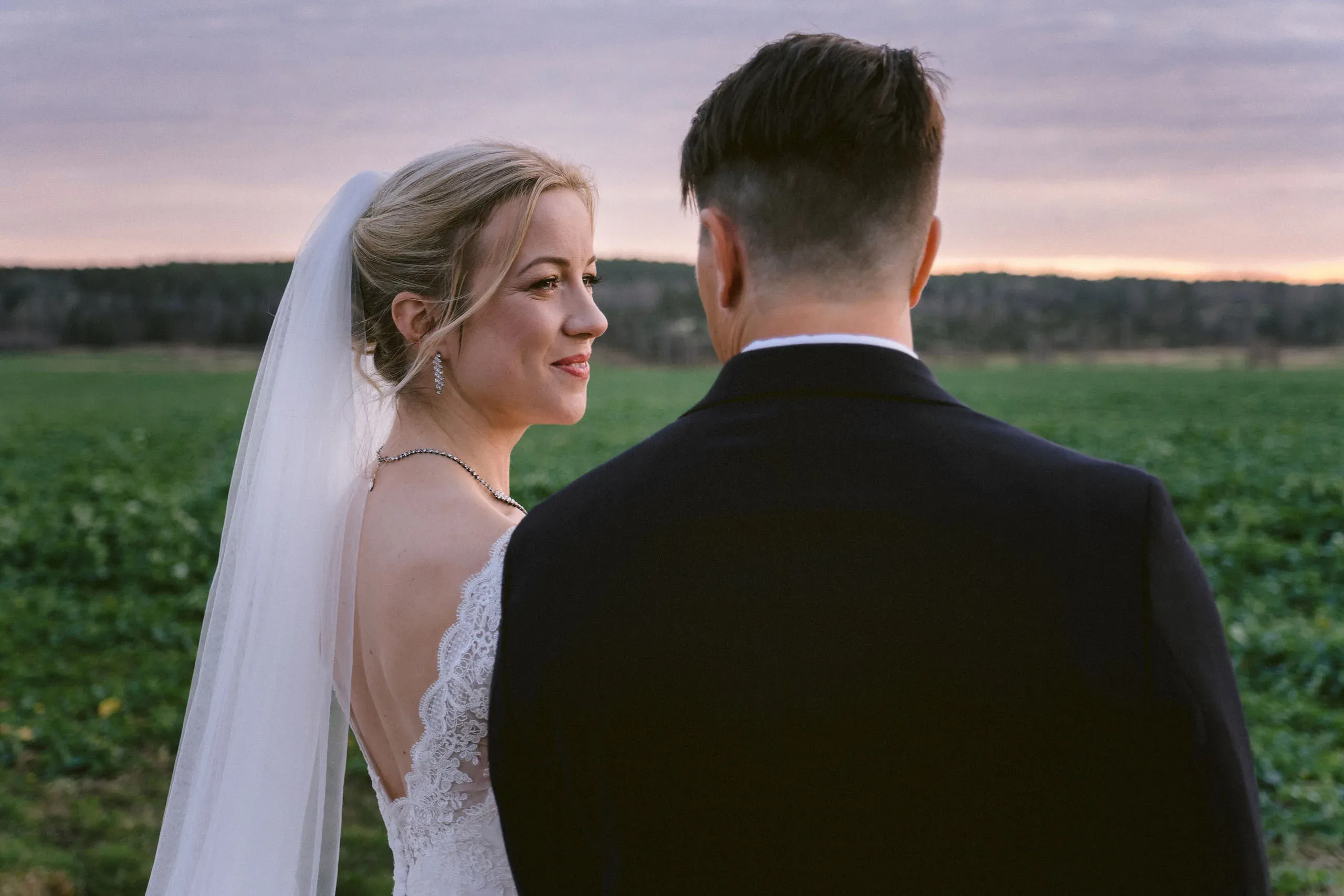 Josefin & David under sitt novemberbröllop i Nyköping bild 11