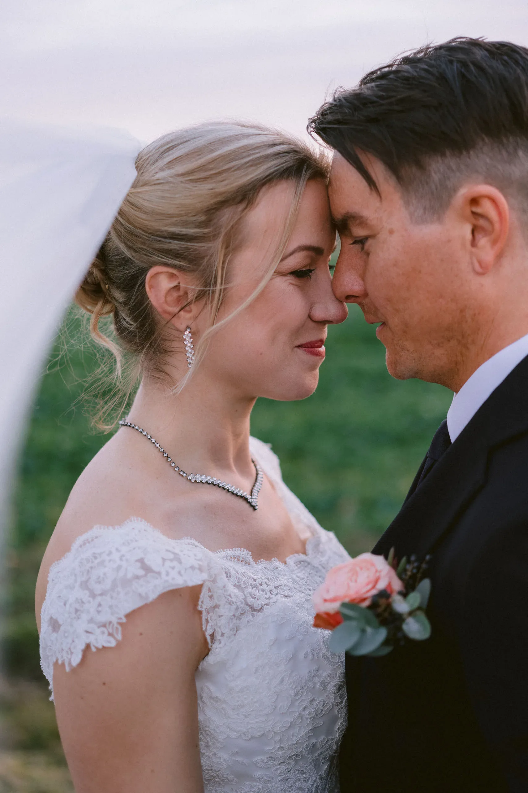 Josefin & David under sitt novemberbröllop i Nyköping bild 12