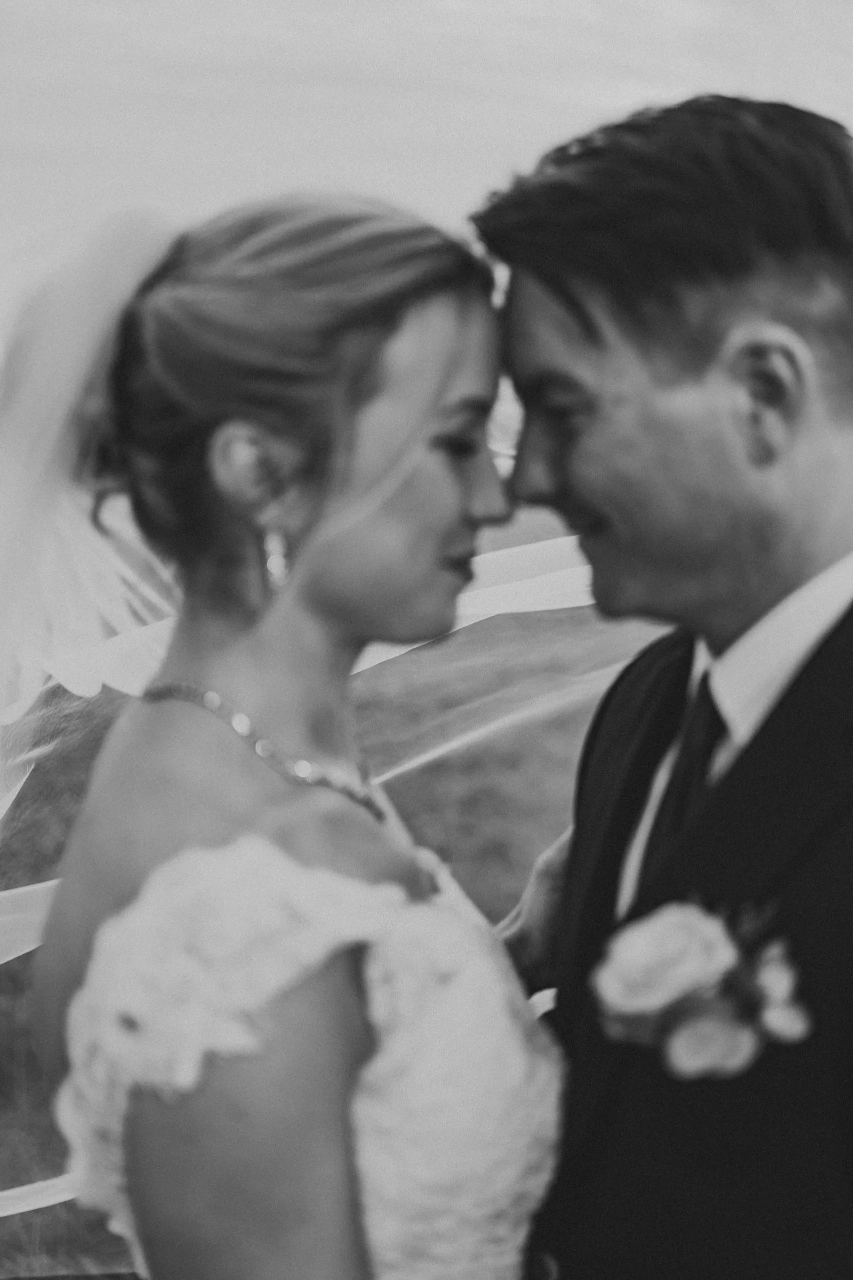 Josefin & David under sitt novemberbröllop i Nyköping bild 13