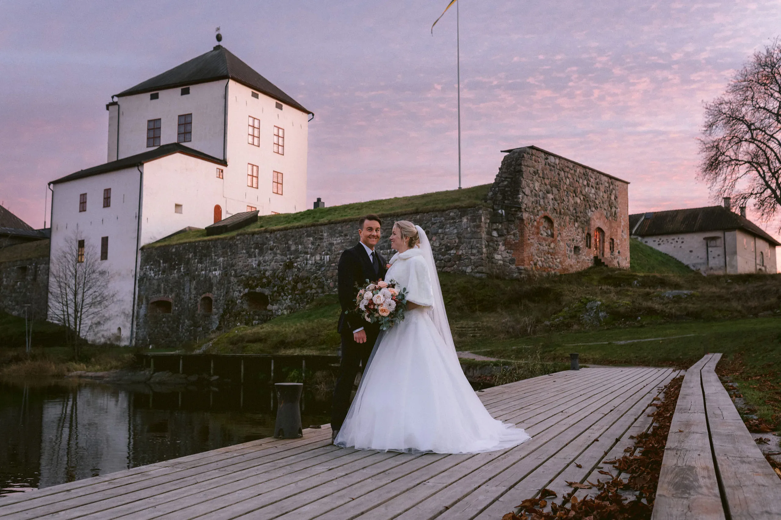 Josefin & David under sitt novemberbröllop i Nyköping bild 14