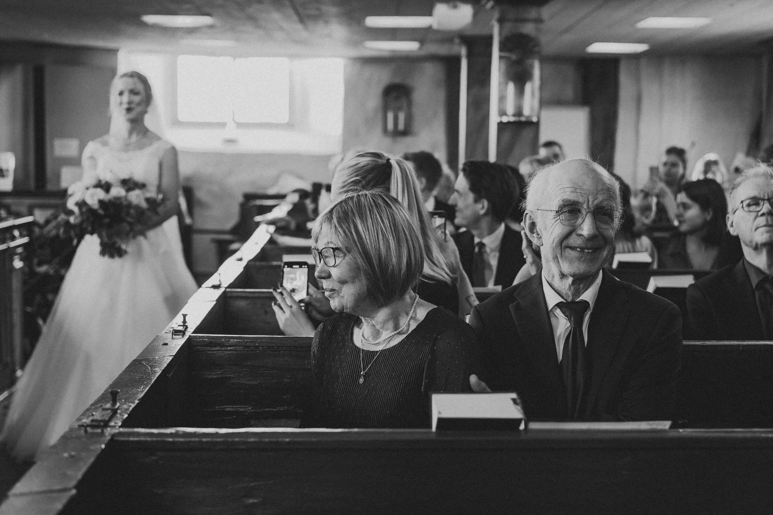 Josefin & David under sitt novemberbröllop i Nyköping bild 2