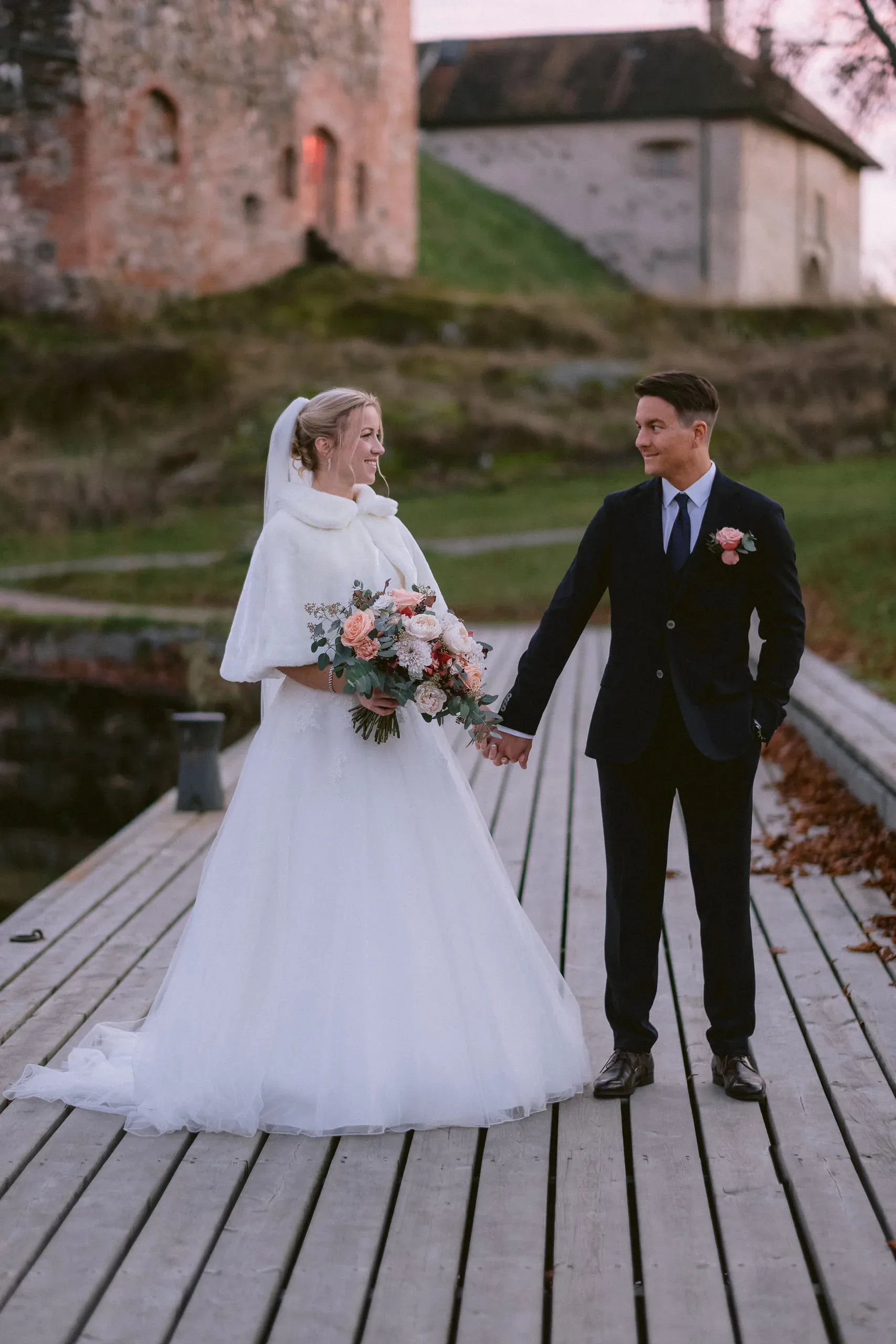 Josefin & David under sitt novemberbröllop i Nyköping bild 16