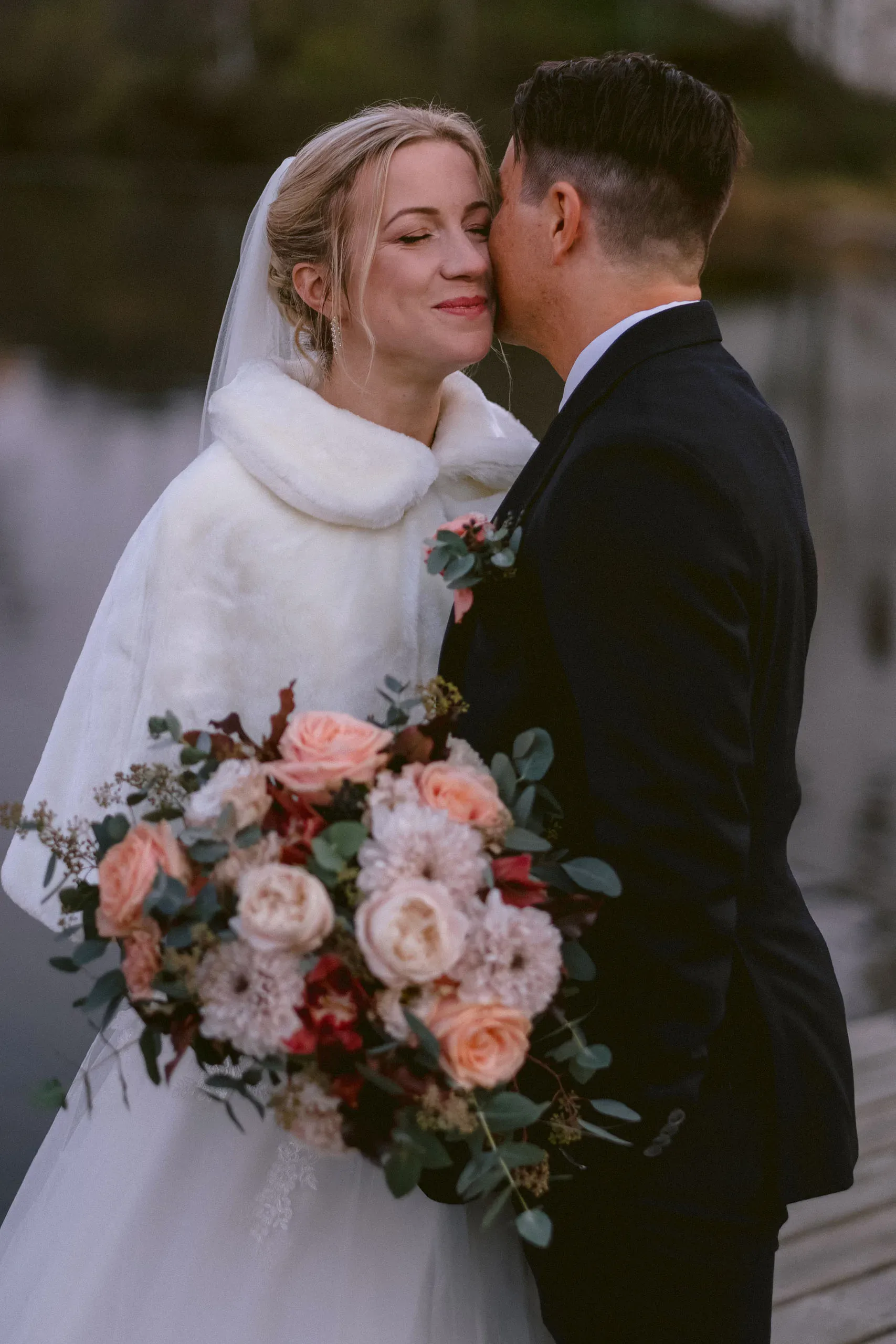 Josefin & David under sitt novemberbröllop i Nyköping bild 17