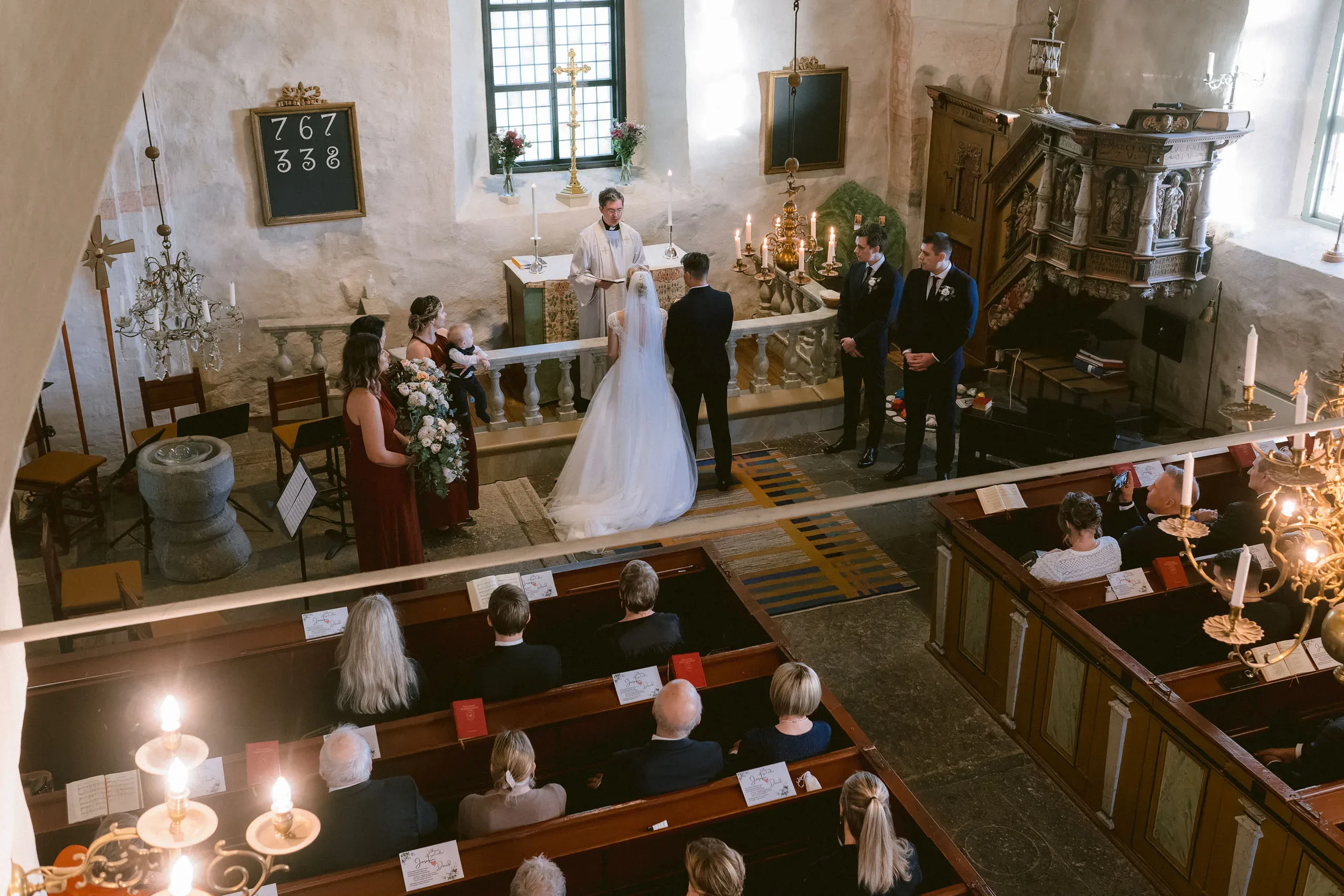 Josefin & David under sitt novemberbröllop i Nyköping bild 3