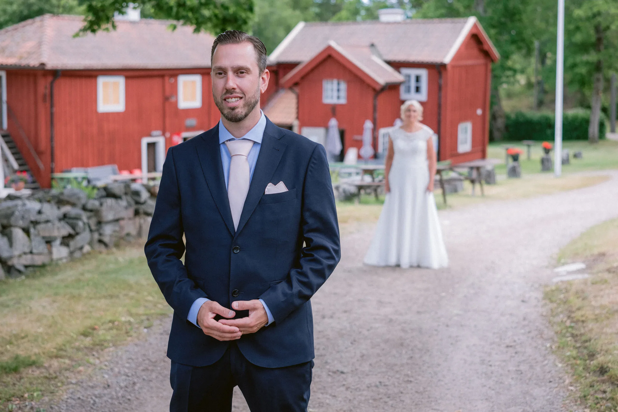 Karin & Joakim under sitt sommarbröllop i Tunabergs kyrka