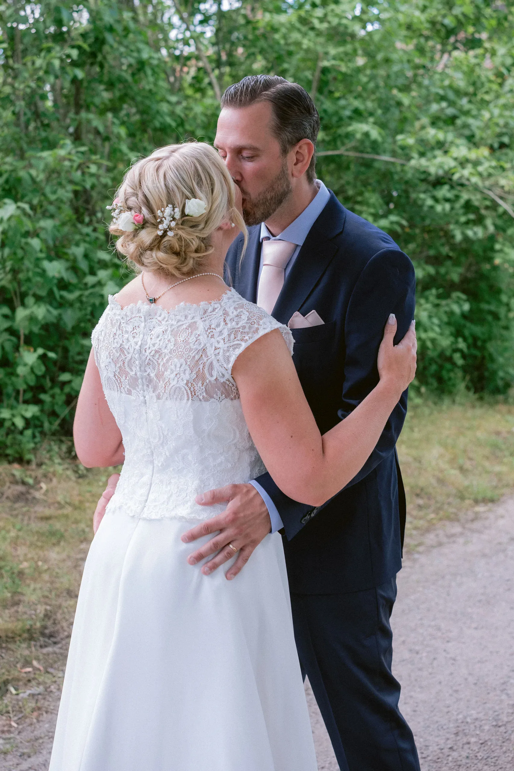 Karin & Joakim under sitt sommarbröllop i Tunabergs kyrka i Nyköping bild 3