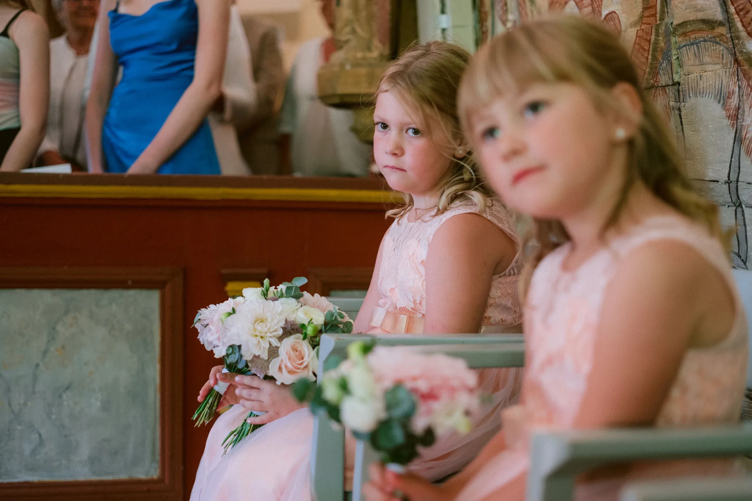 Karin & Joakim under sitt sommarbröllop i Tunabergs kyrka i Nyköping bild 13