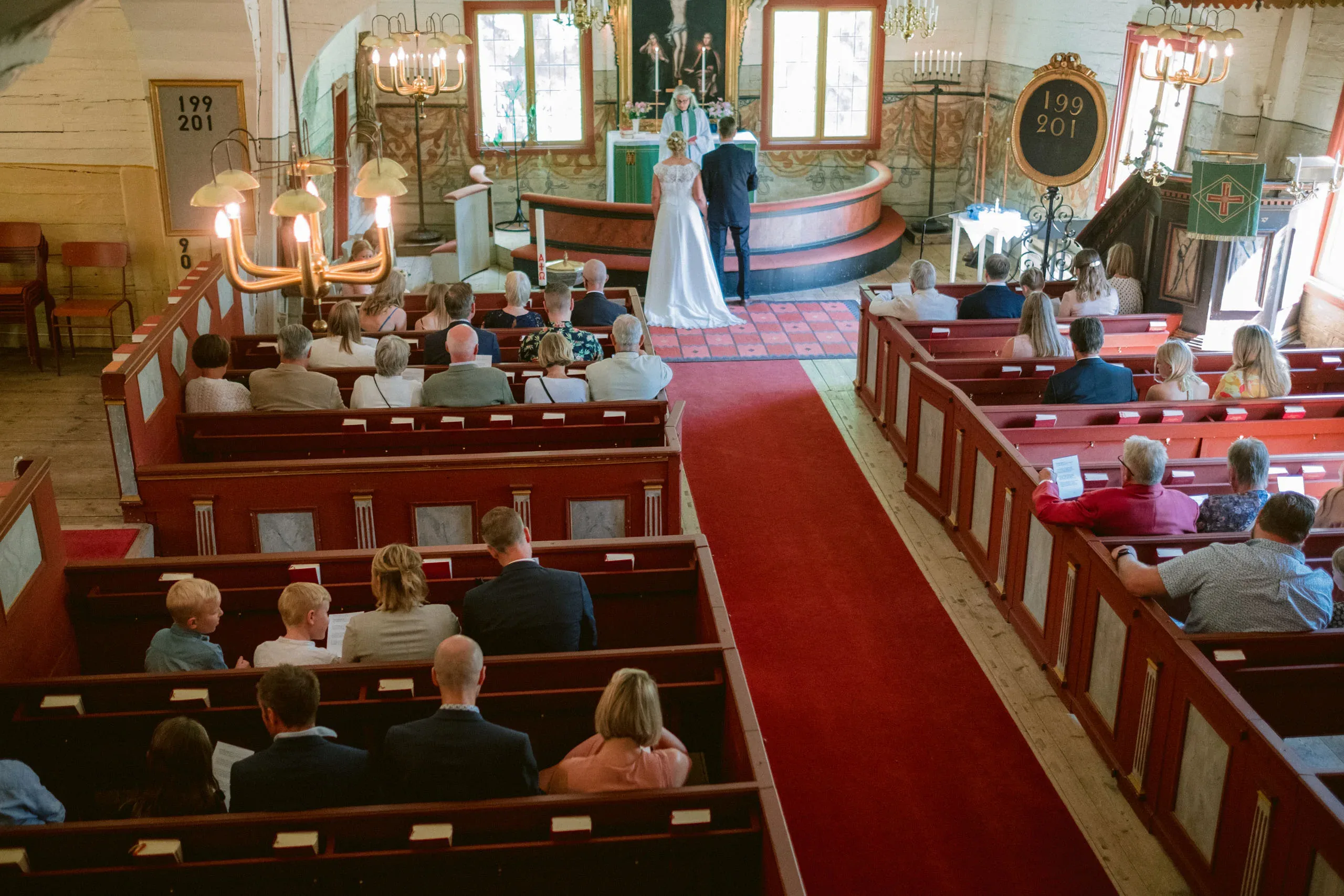Karin & Joakim under sitt sommarbröllop i Tunabergs kyrka i Nyköping bild 14