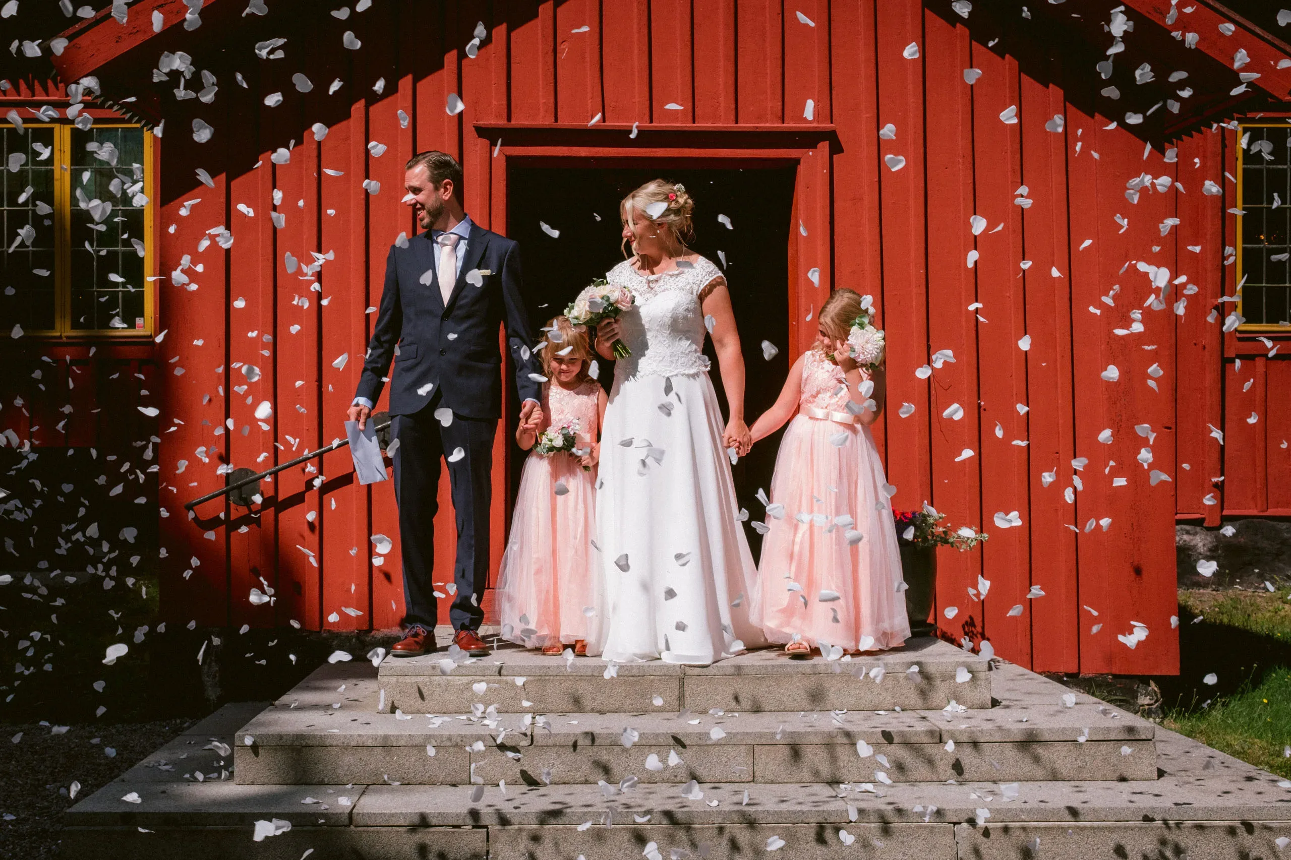 Karin & Joakim under sitt sommarbröllop i Tunabergs kyrka i Nyköping bild 15