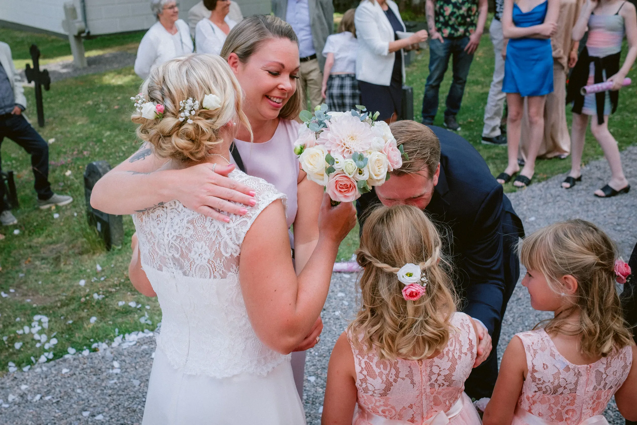 Karin & Joakim under sitt sommarbröllop i Tunabergs kyrka i Nyköping bild 16