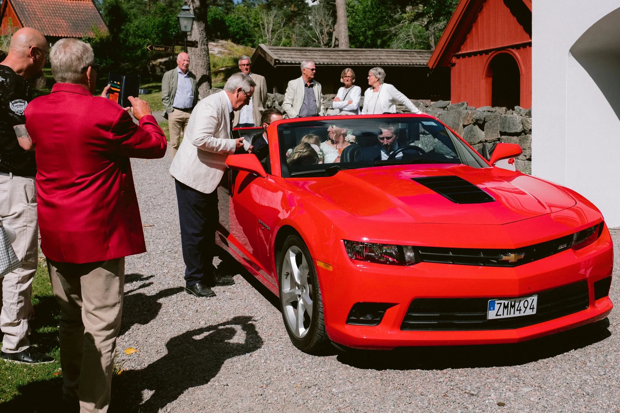 Karin & Joakim under sitt sommarbröllop i Tunabergs kyrka i Nyköping bild 17