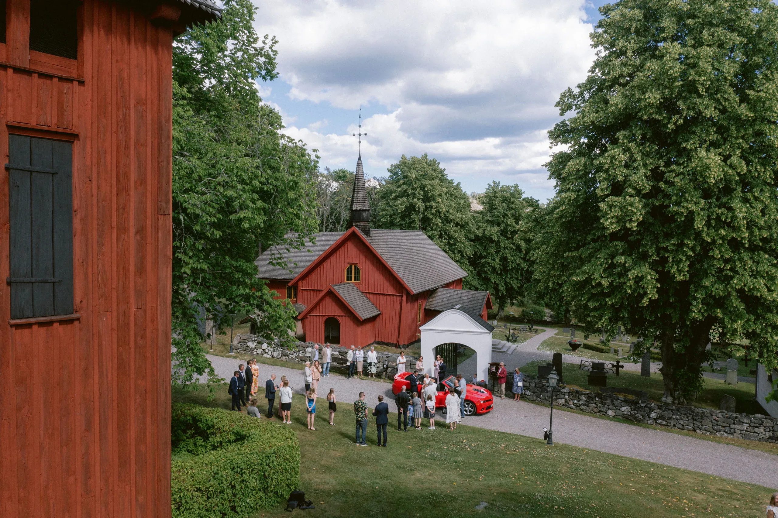 Karin & Joakim under sitt sommarbröllop i Tunabergs kyrka i Nyköping bild 18