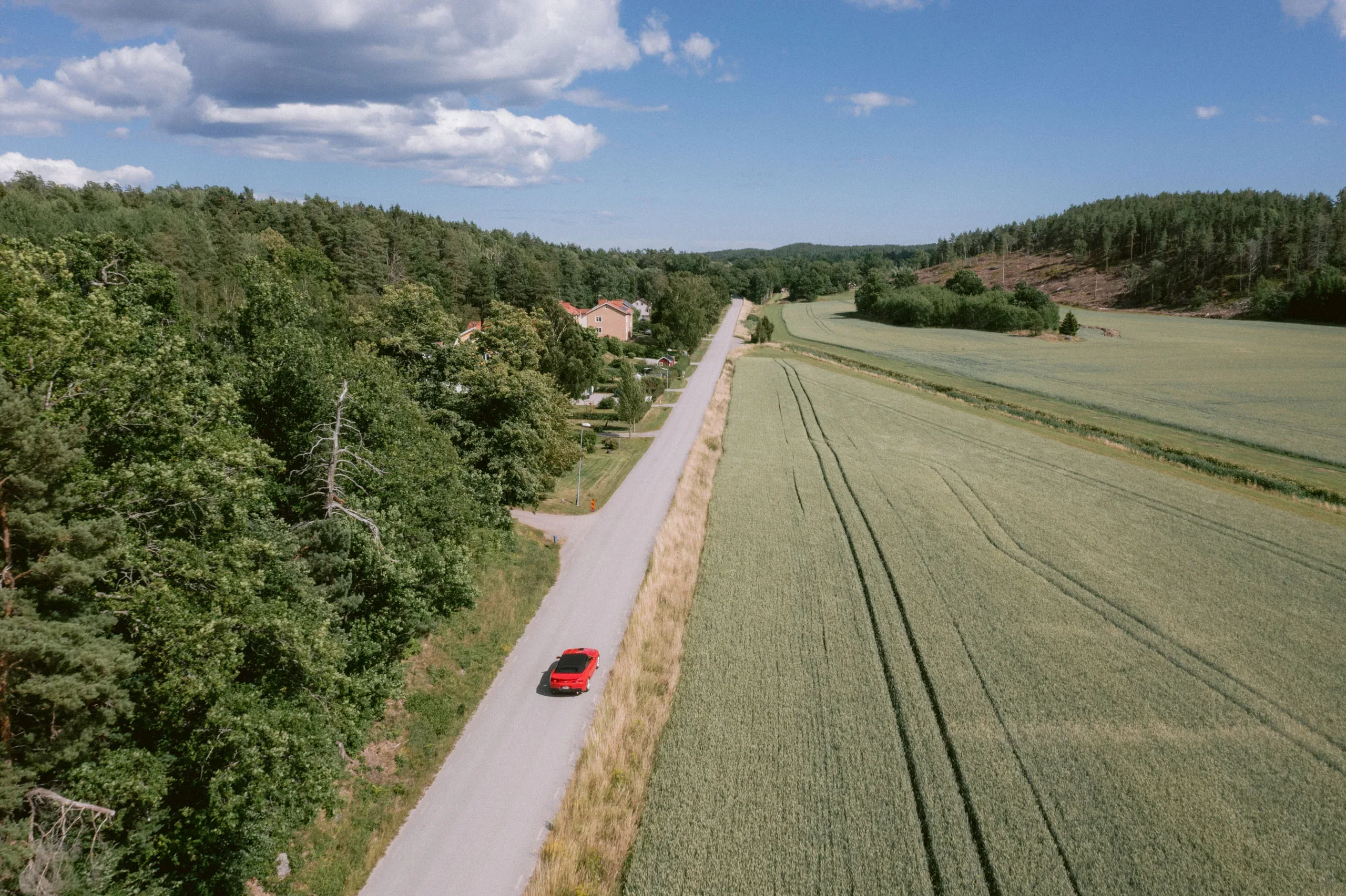 Karin & Joakim under sitt sommarbröllop i Tunabergs kyrka i Nyköping bild 19