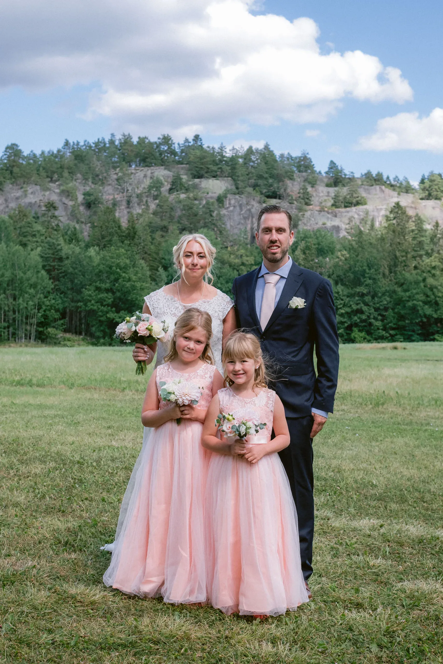 Karin & Joakim under sitt sommarbröllop i Tunabergs kyrka i Nyköping bild 5