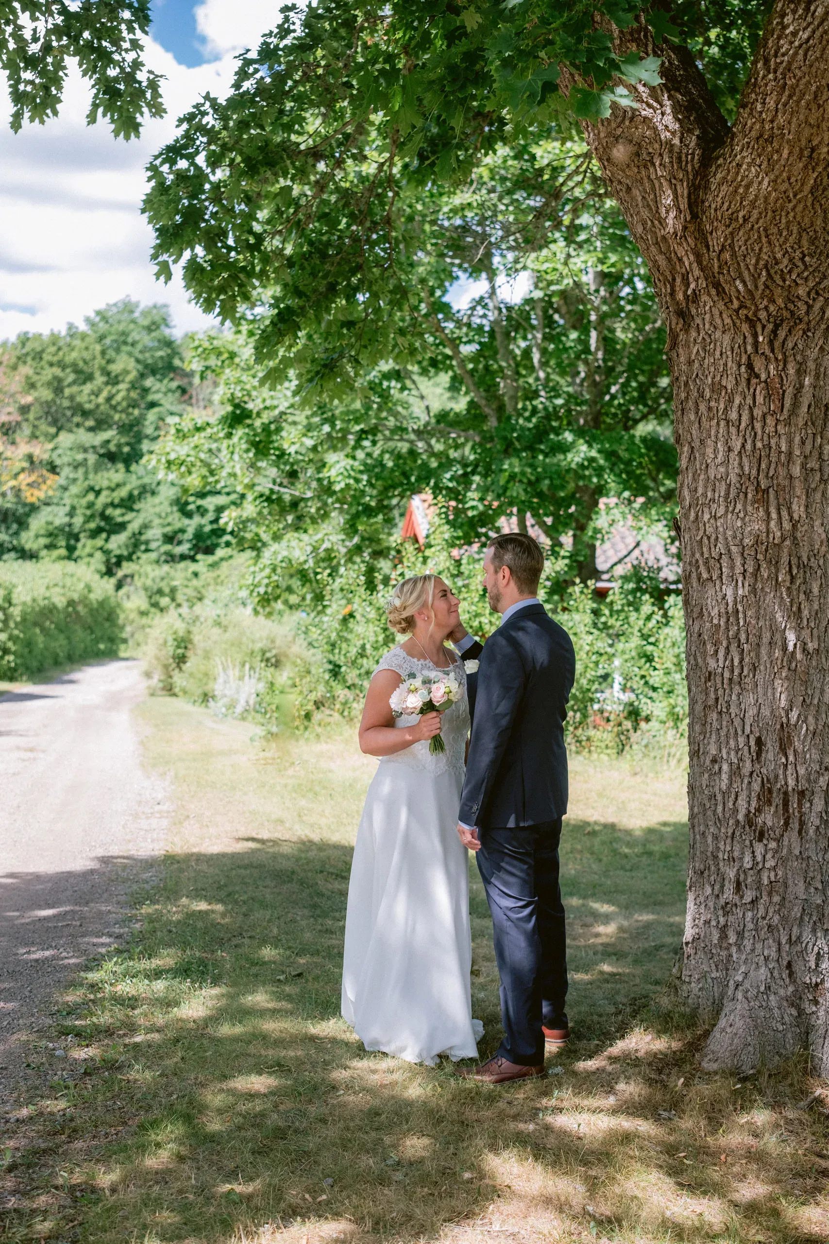Karin & Joakim under sitt sommarbröllop i Tunabergs kyrka i Nyköping bild 6
