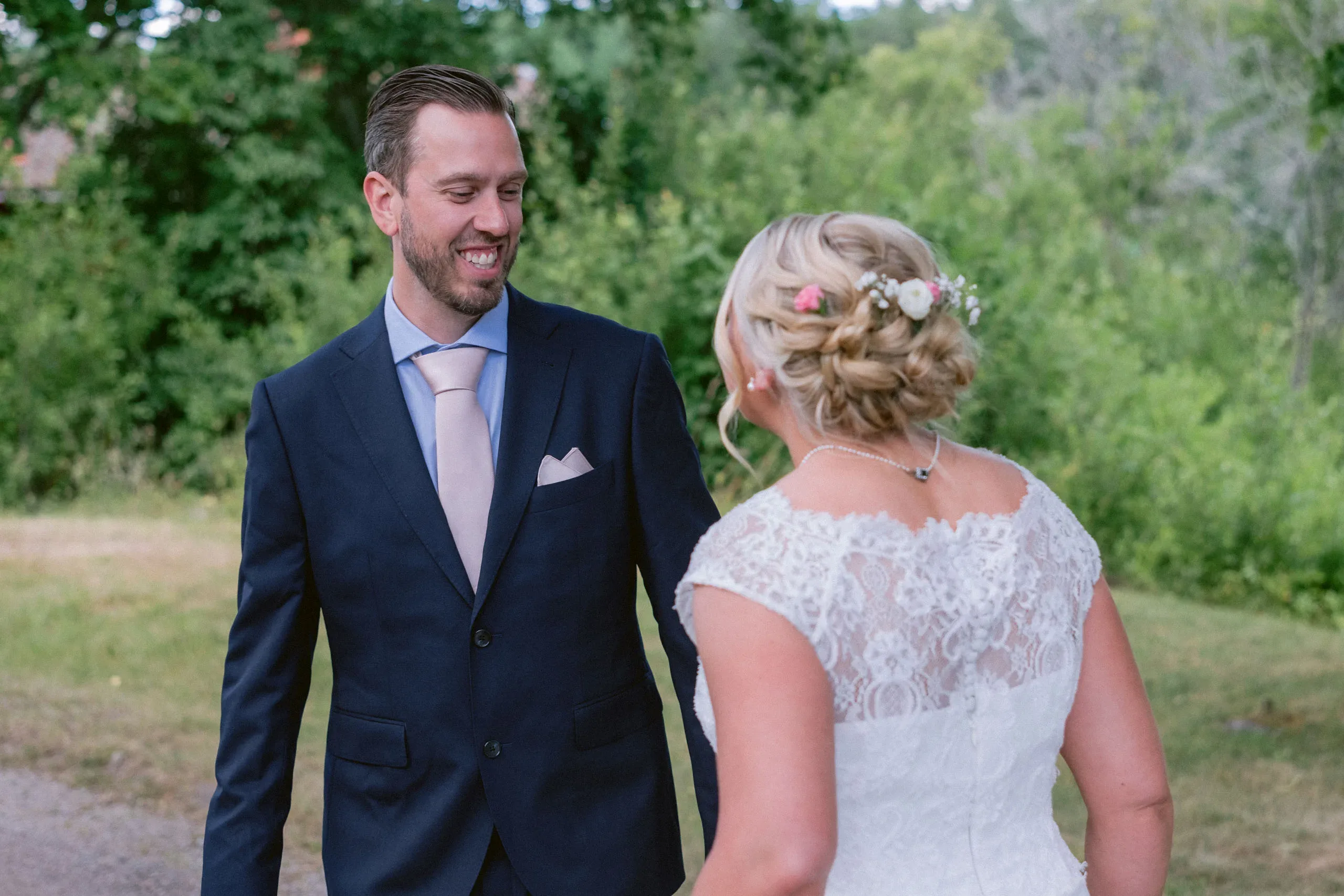Karin & Joakim under sitt sommarbröllop i Tunabergs kyrka i Nyköping bild 2
