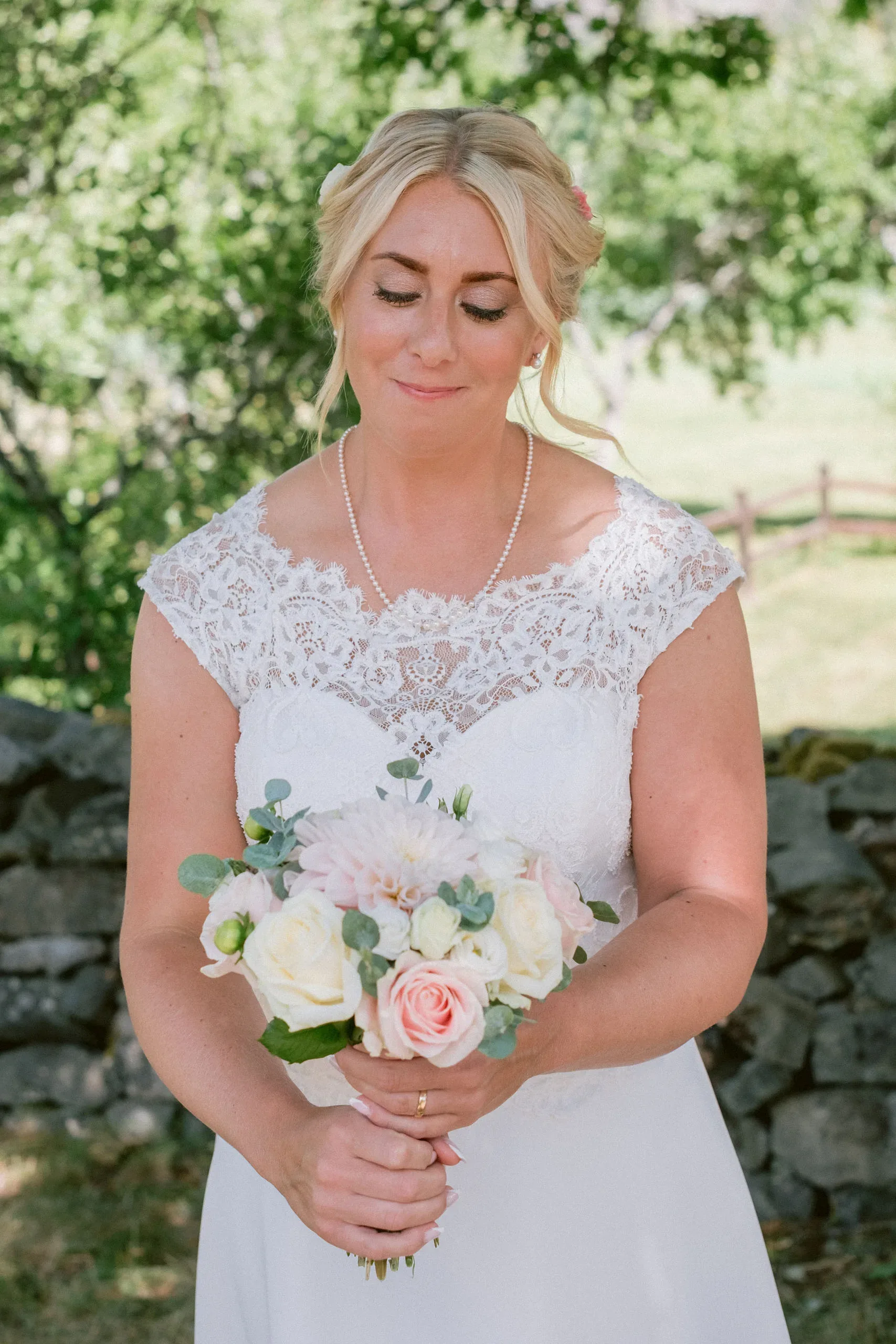 Karin & Joakim under sitt sommarbröllop i Tunabergs kyrka i Nyköping bild 7