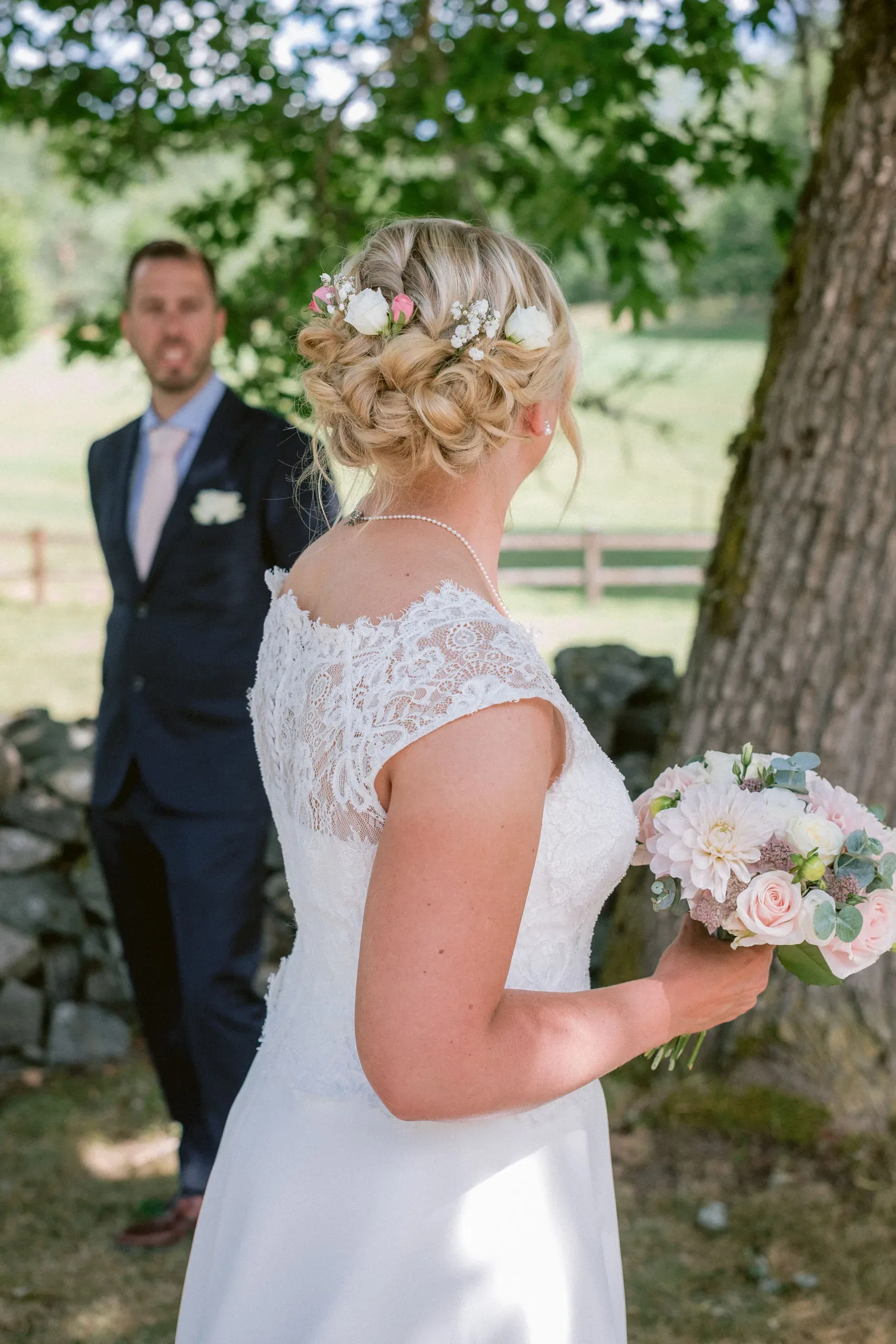 Karin & Joakim under sitt sommarbröllop i Tunabergs kyrka i Nyköping bild 8