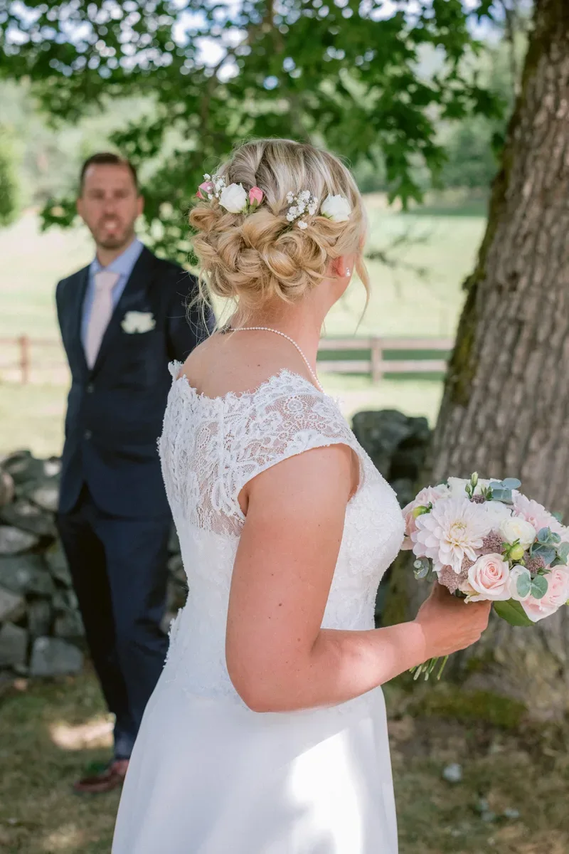 Karin & Joakim under sitt sommarbröllop i Tunabergs kyrka i Nyköping bild 9