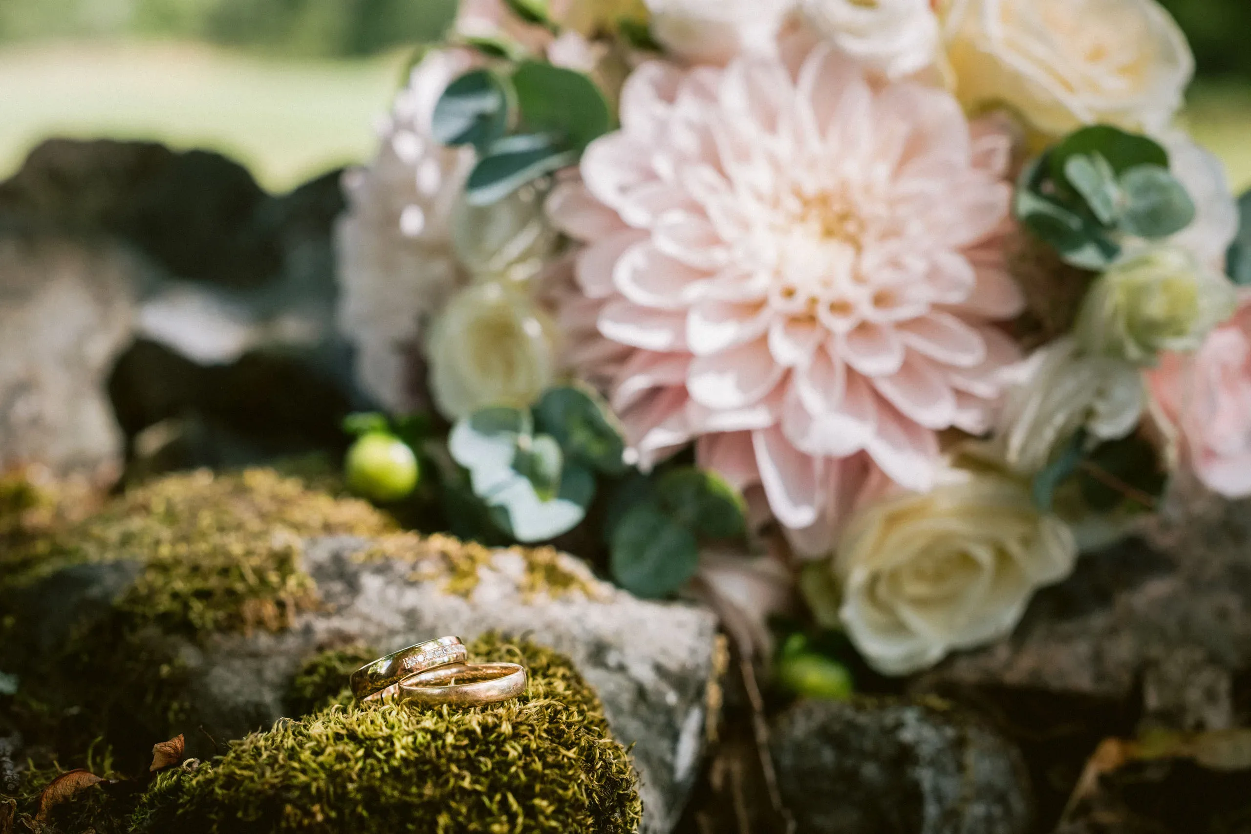 Karin & Joakim under sitt sommarbröllop i Tunabergs kyrka i Nyköping bild 10