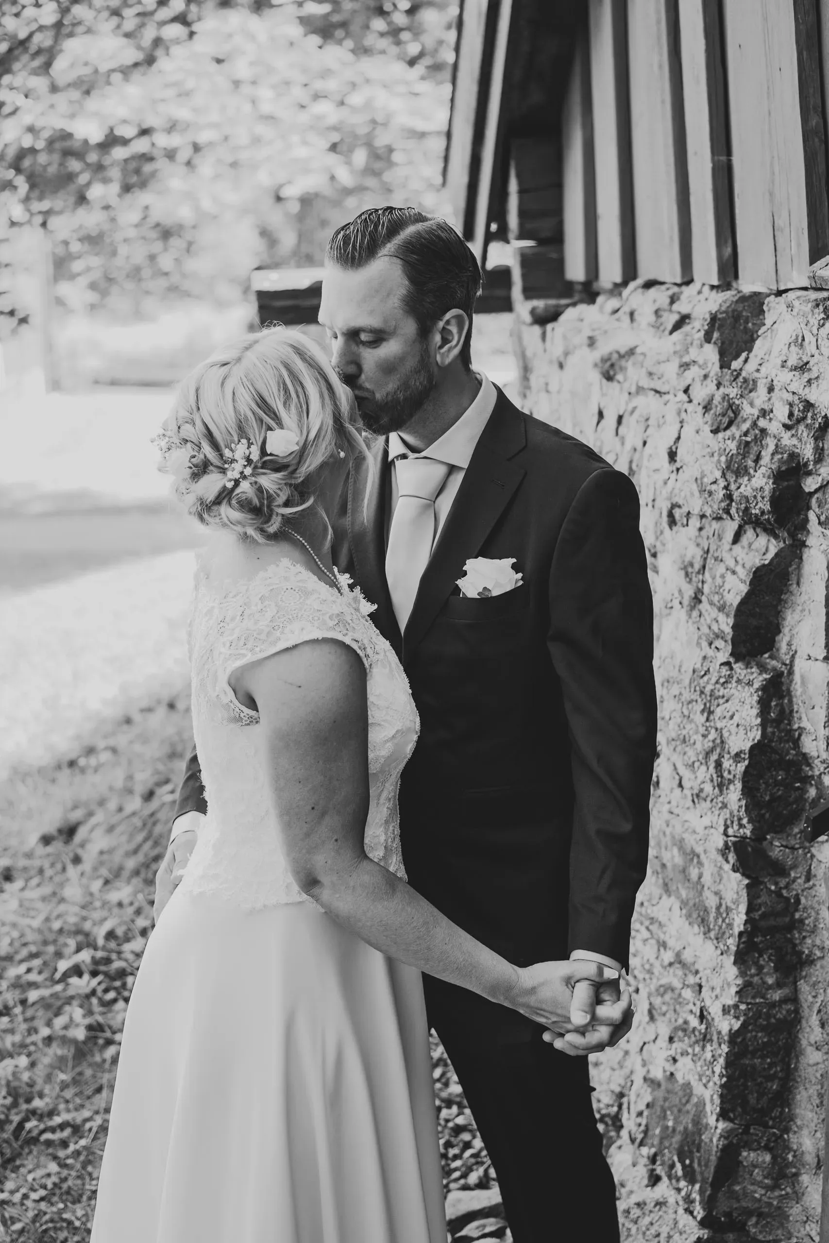 Karin & Joakim under sitt sommarbröllop i Tunabergs kyrka i Nyköping bild 11