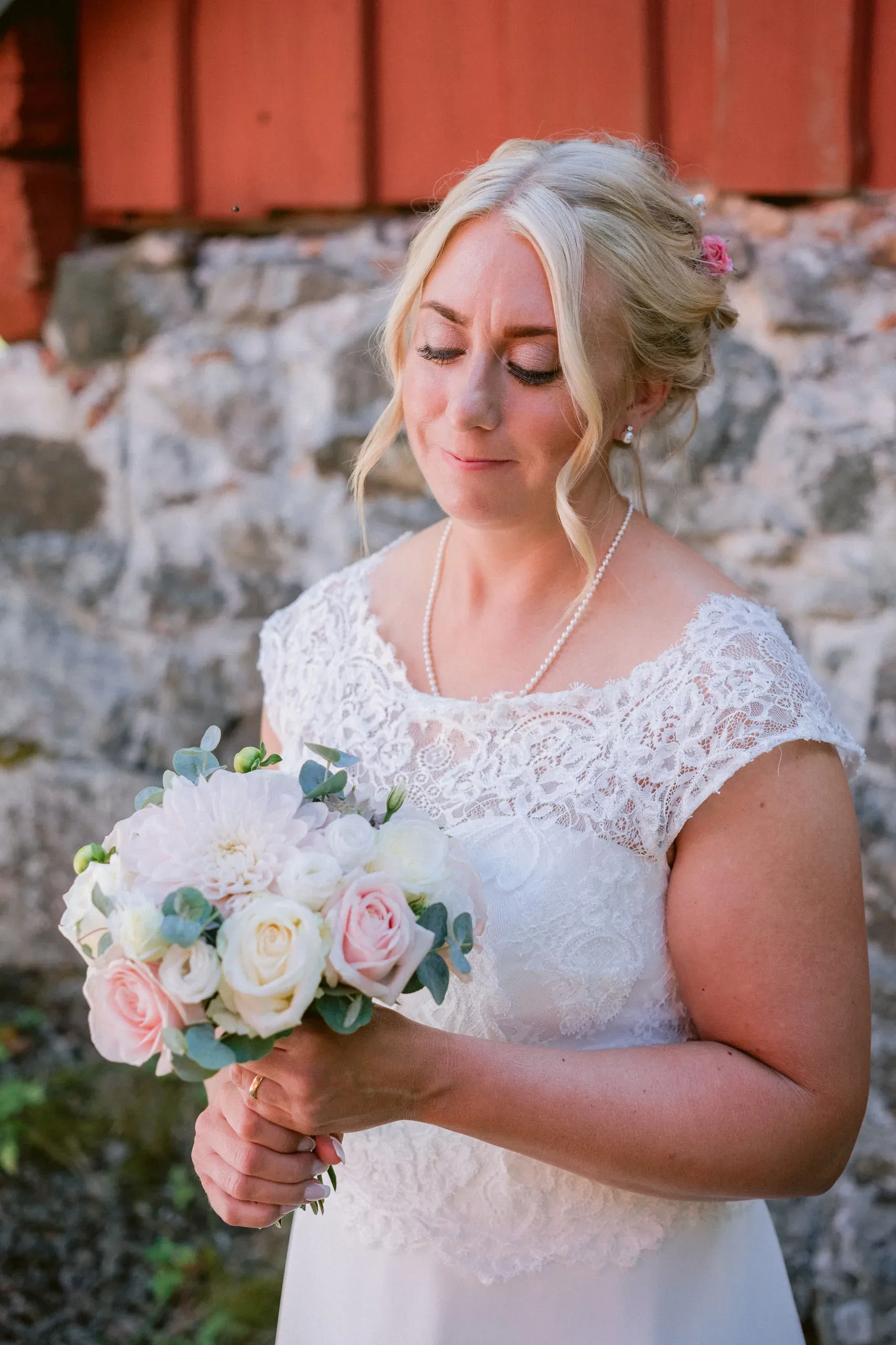 Karin & Joakim under sitt sommarbröllop i Tunabergs kyrka i Nyköping bild 12