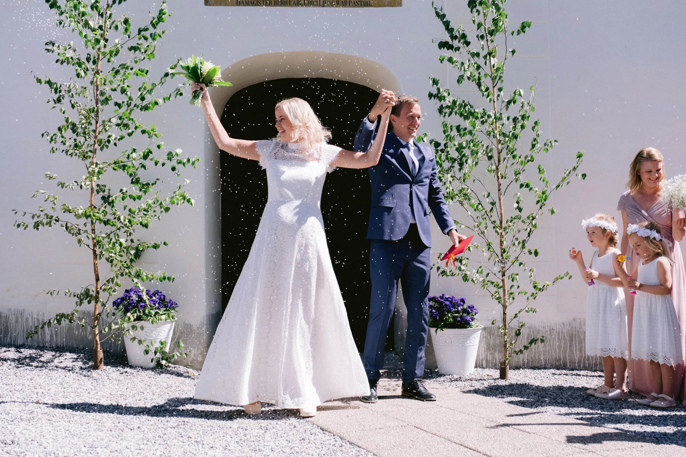 Karoline & Mats under sin bröllopsdag bild 11