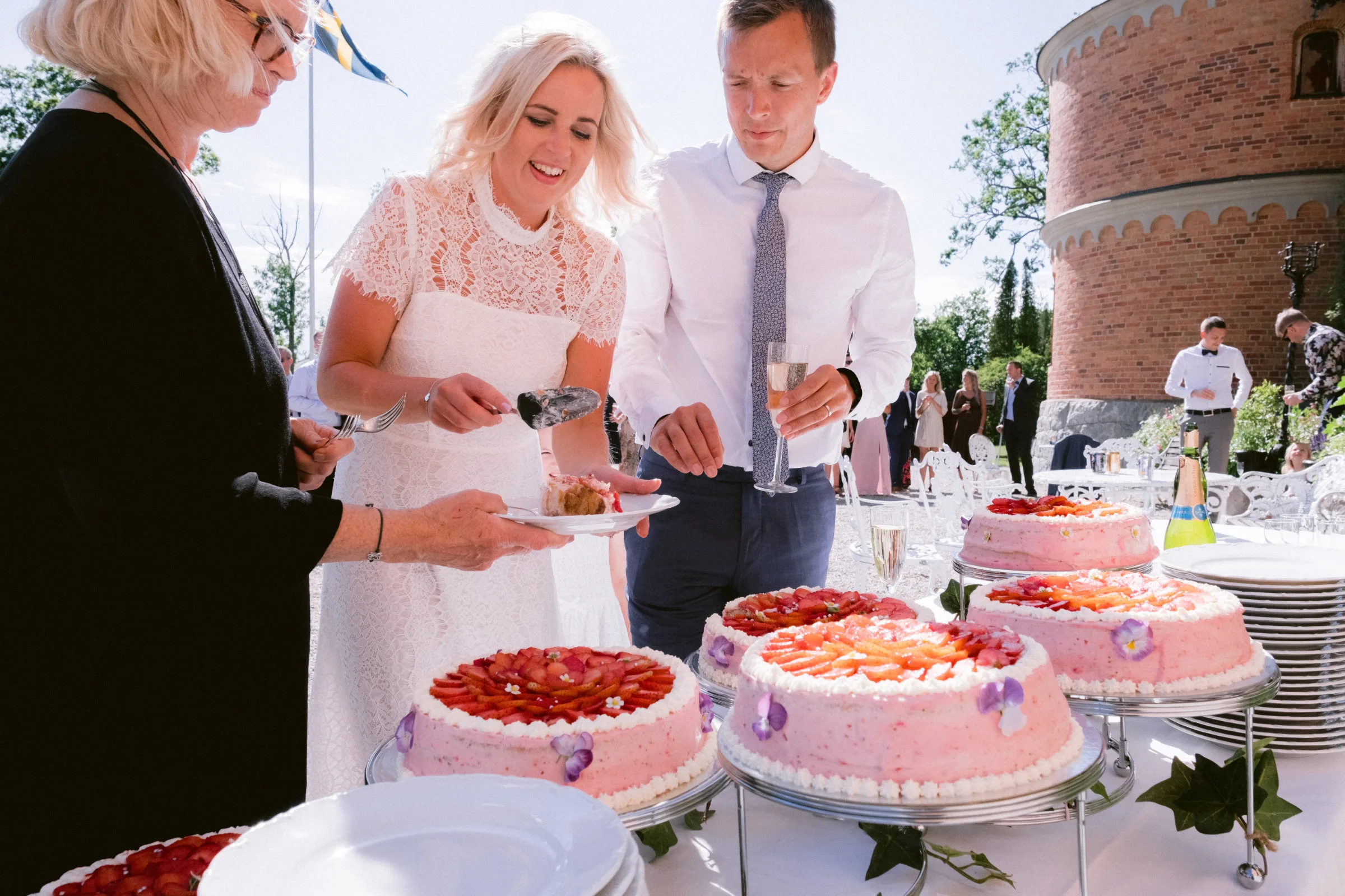 Karoline & Mats under sitt bröllop i Helgesta kyrka och på Rockelstad slott