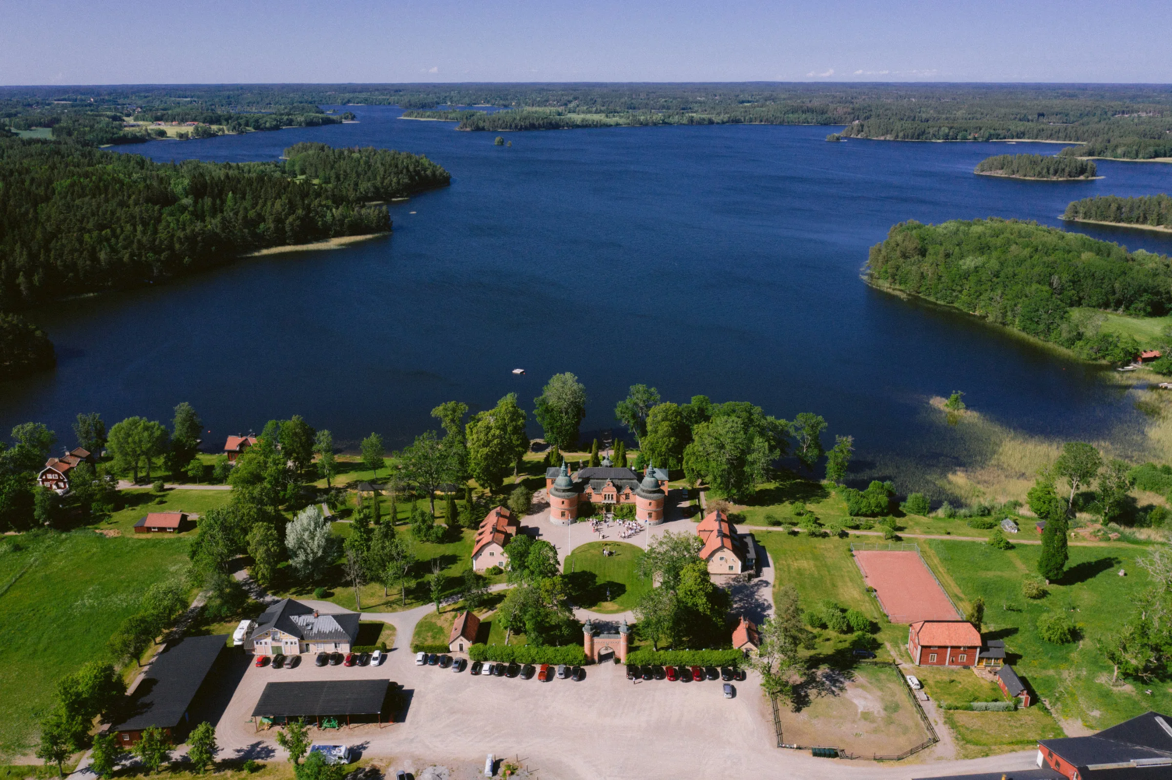 Karoline & Mats under sin bröllopsdag bild 23