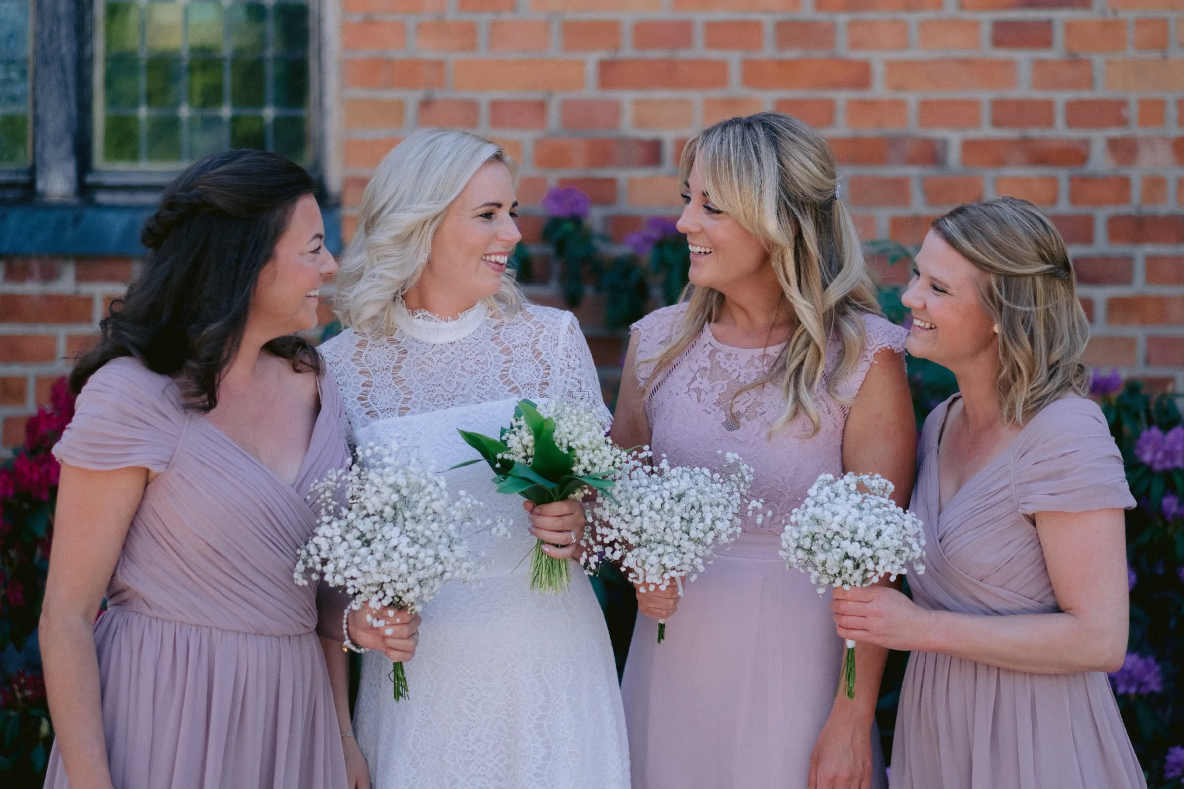 Karoline & Mats under sin bröllopsdag bild 4